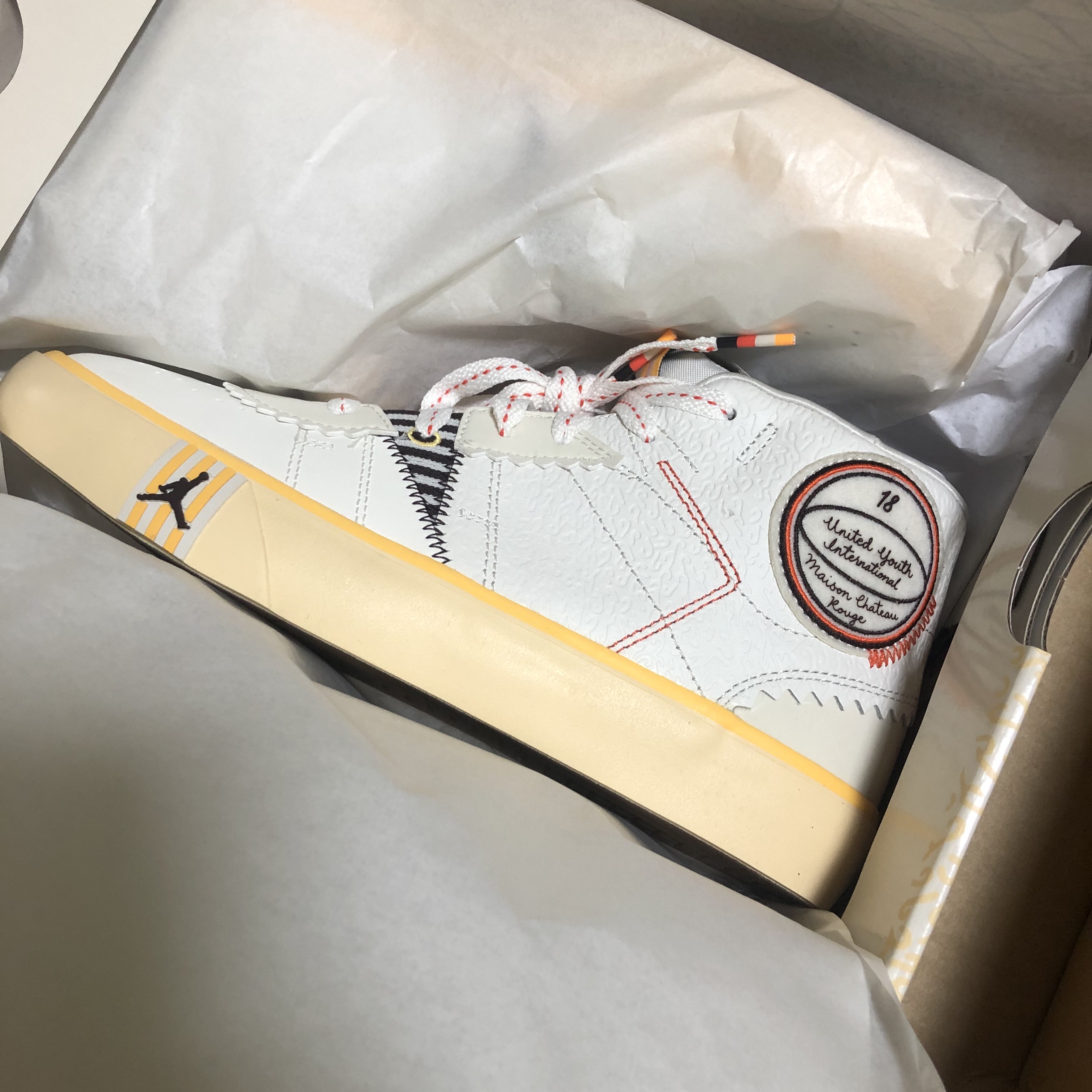Jordan Series x Maison Chateau Rouge Mid SP Sail 착용 스타일