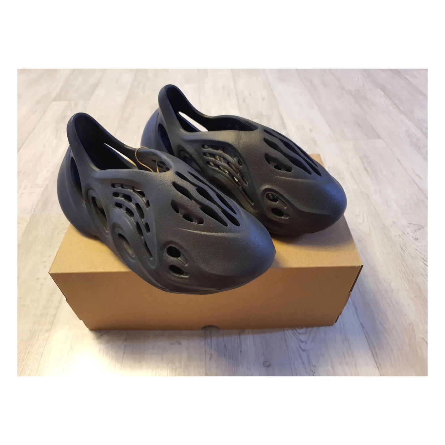 Adidas Yeezy Foam RNNR Onyx 착용 스타일