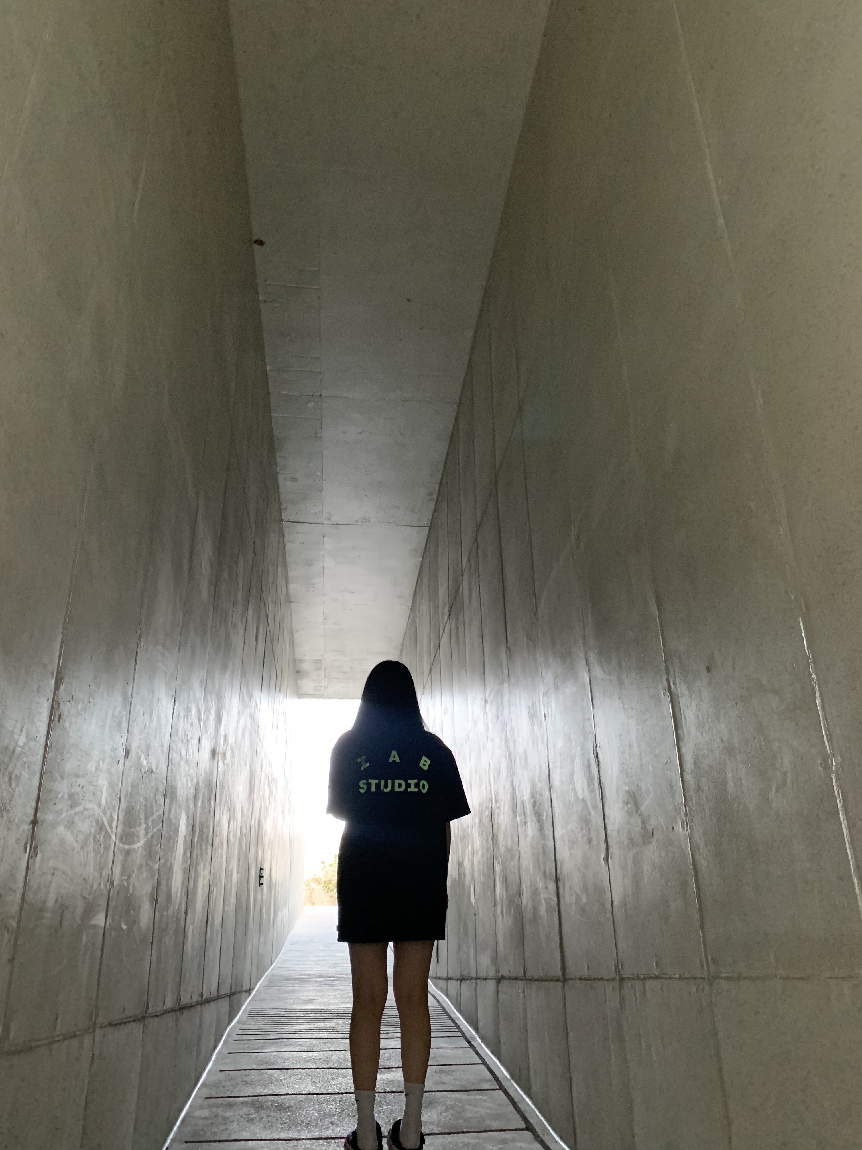IAB Studio Black Glow T-Shirt 착용 스타일 - 2