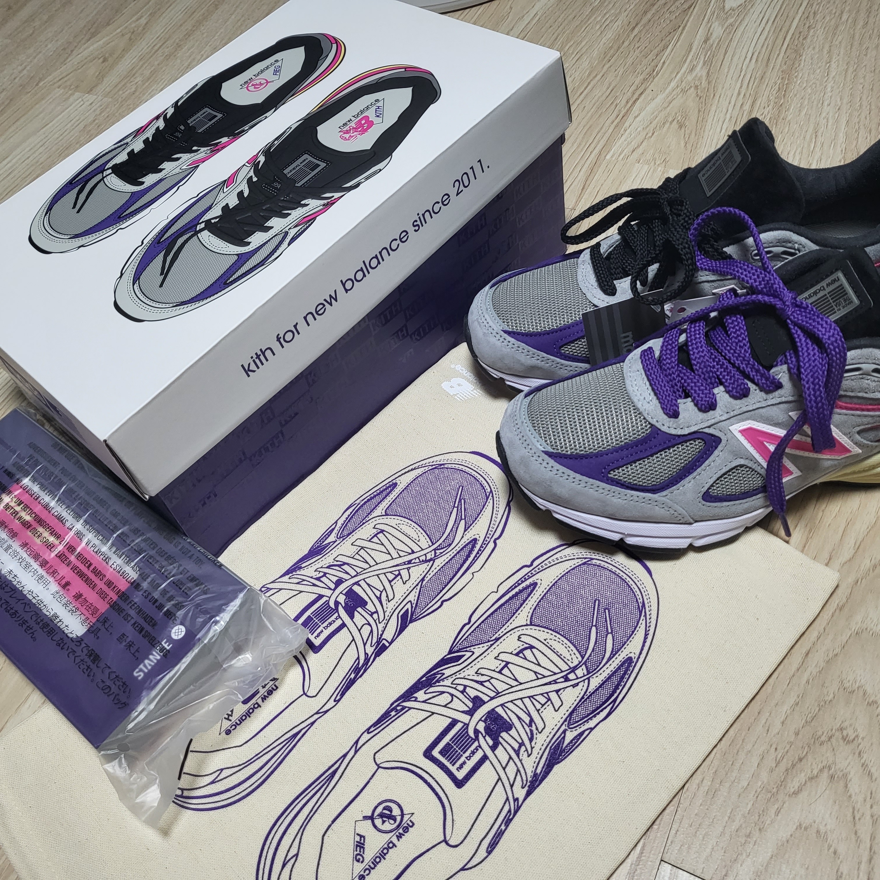New Balance x Kith x United Arrows & Sons 990v4 Made in USA Grey Pink 착용 스타일 - 3