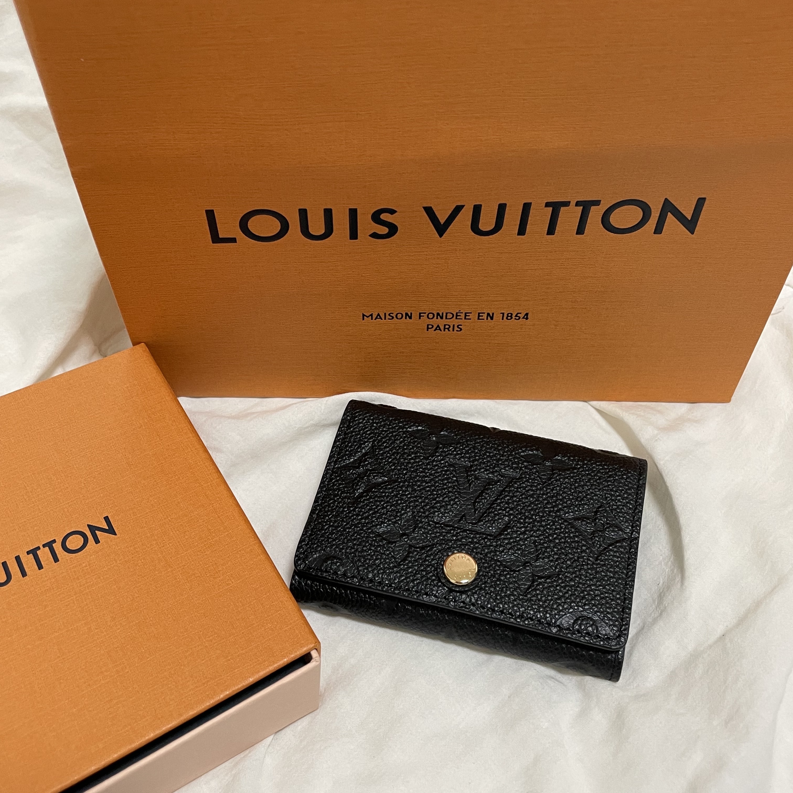 Louis Vuitton Business Card Holder Monogram Embossed Leather Black 착용 스타일