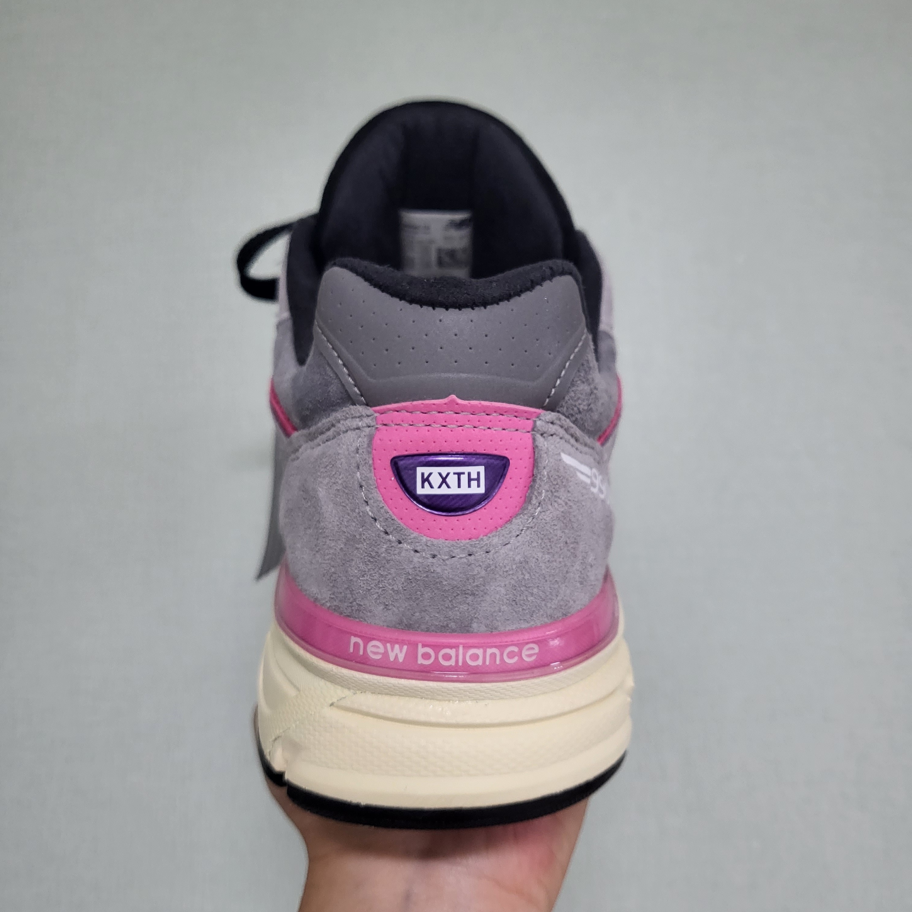 New Balance x Kith x United Arrows & Sons 990v4 Made in USA Grey Pink 착용 스타일 - 2