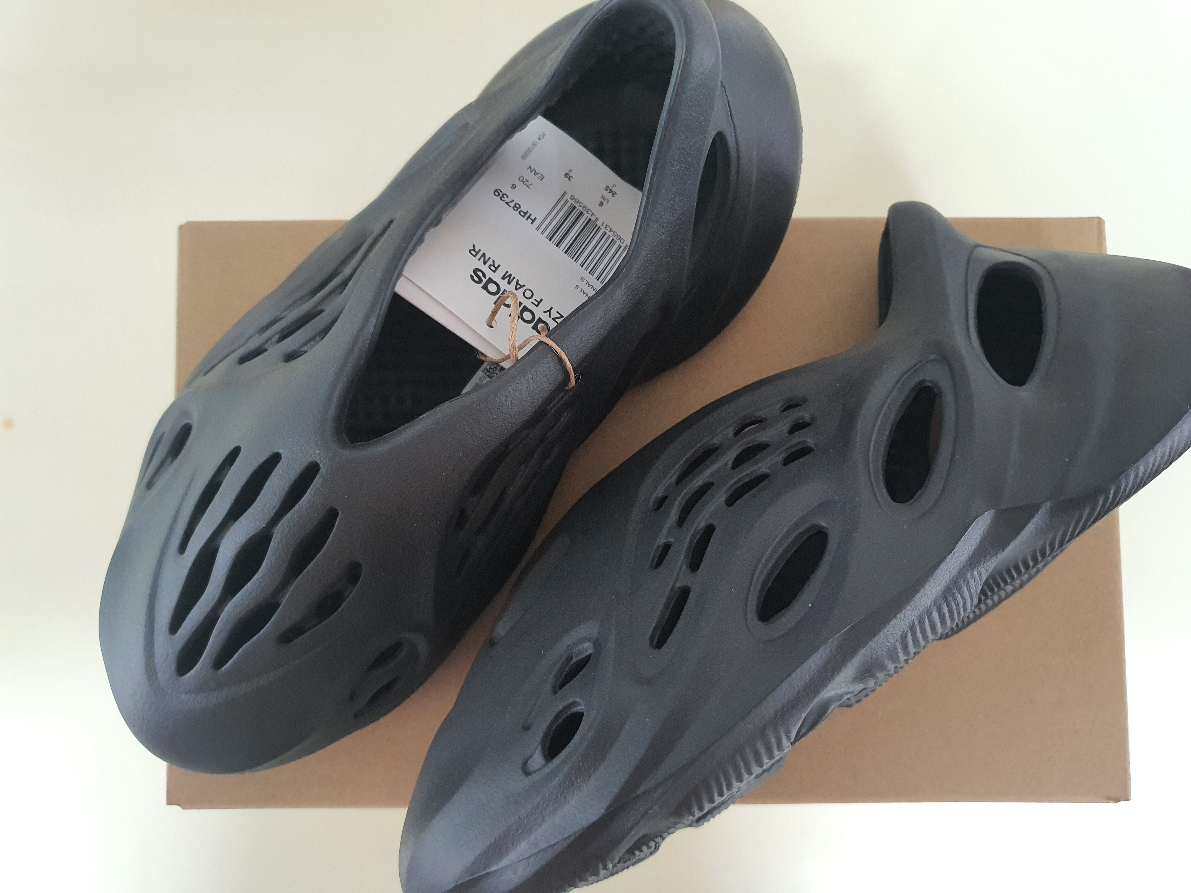 Adidas Yeezy Foam RNNR Onyx 착용 스타일