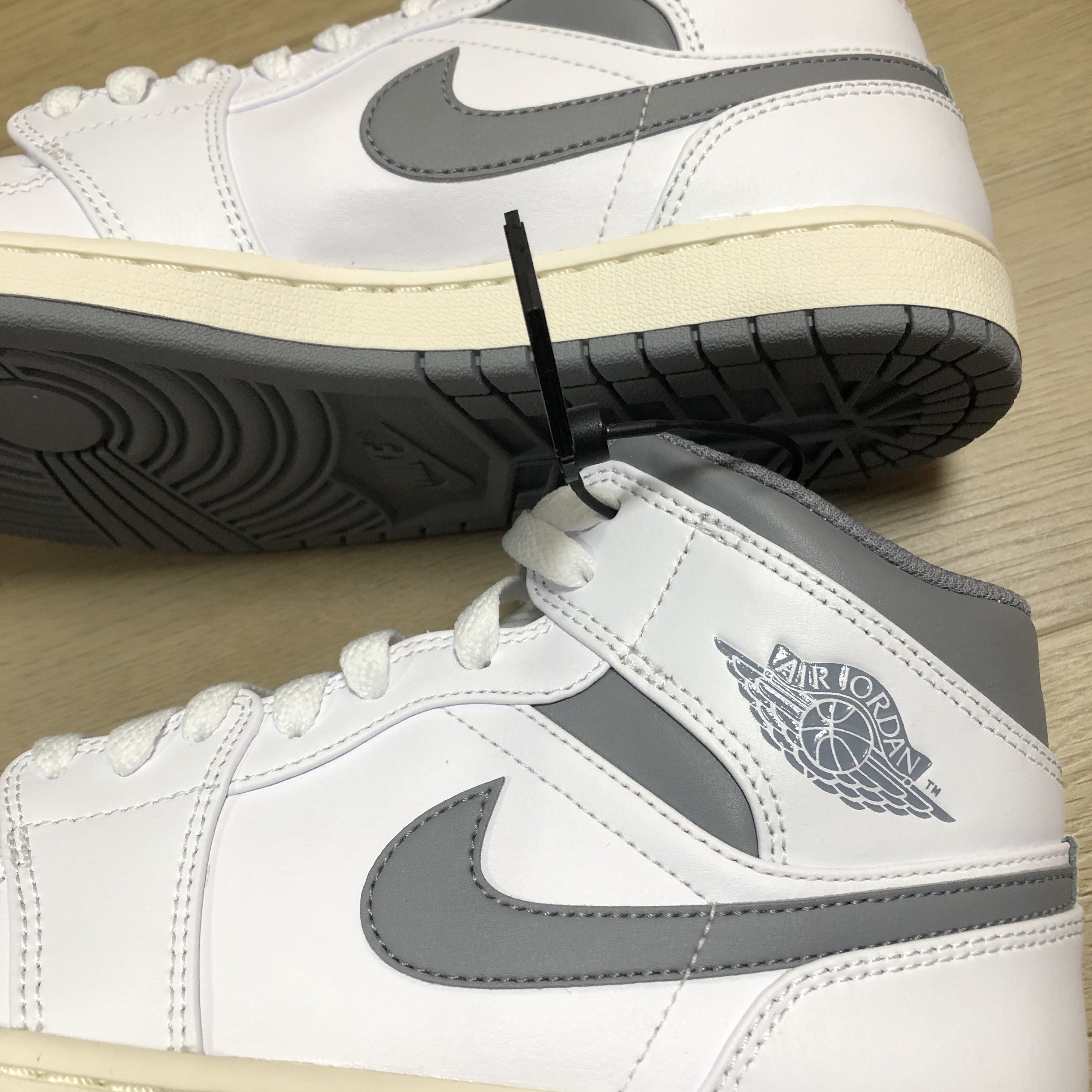 Jordan 1 Mid White Stealth 착용 스타일 - 1