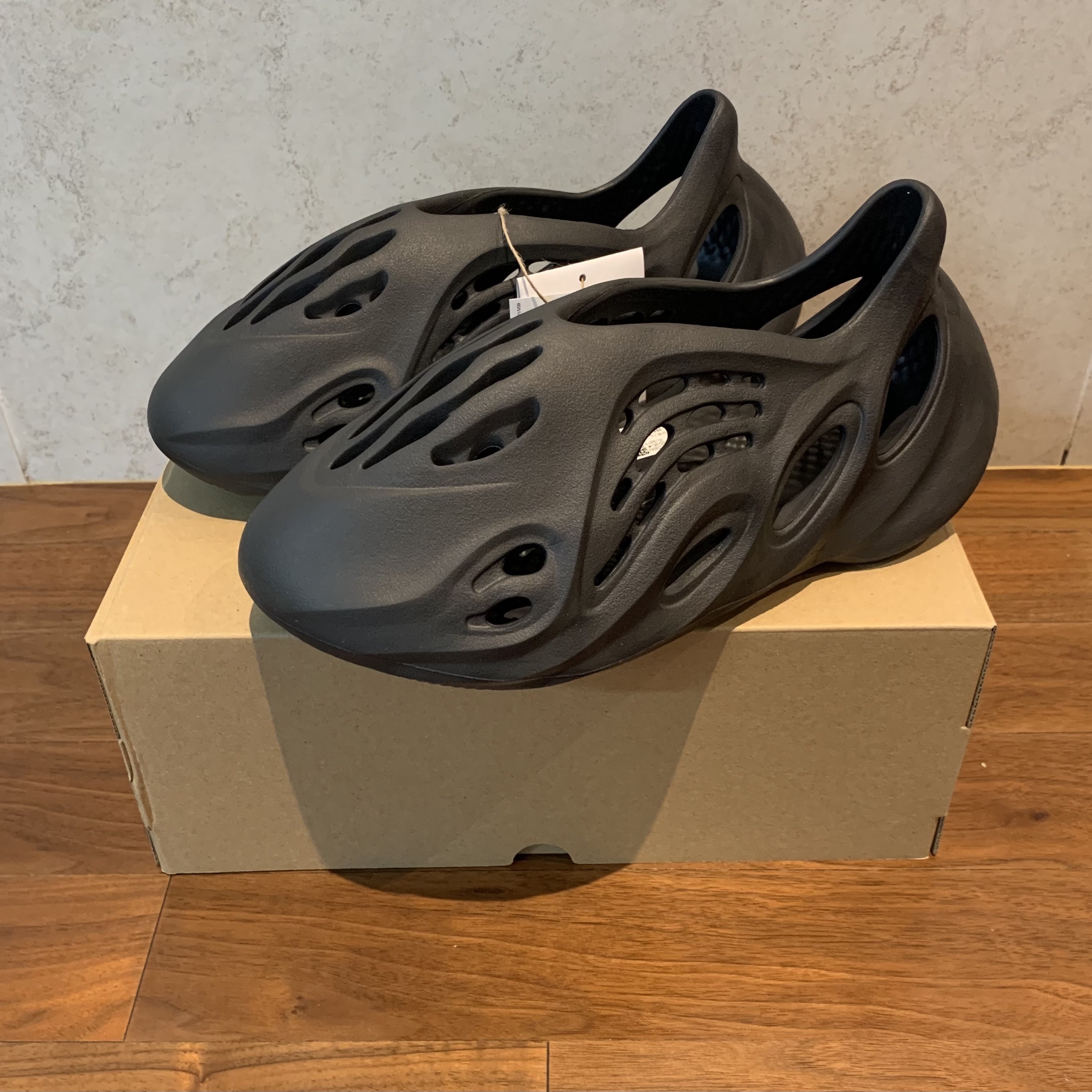 Adidas Yeezy Foam RNNR Onyx 착용 스타일