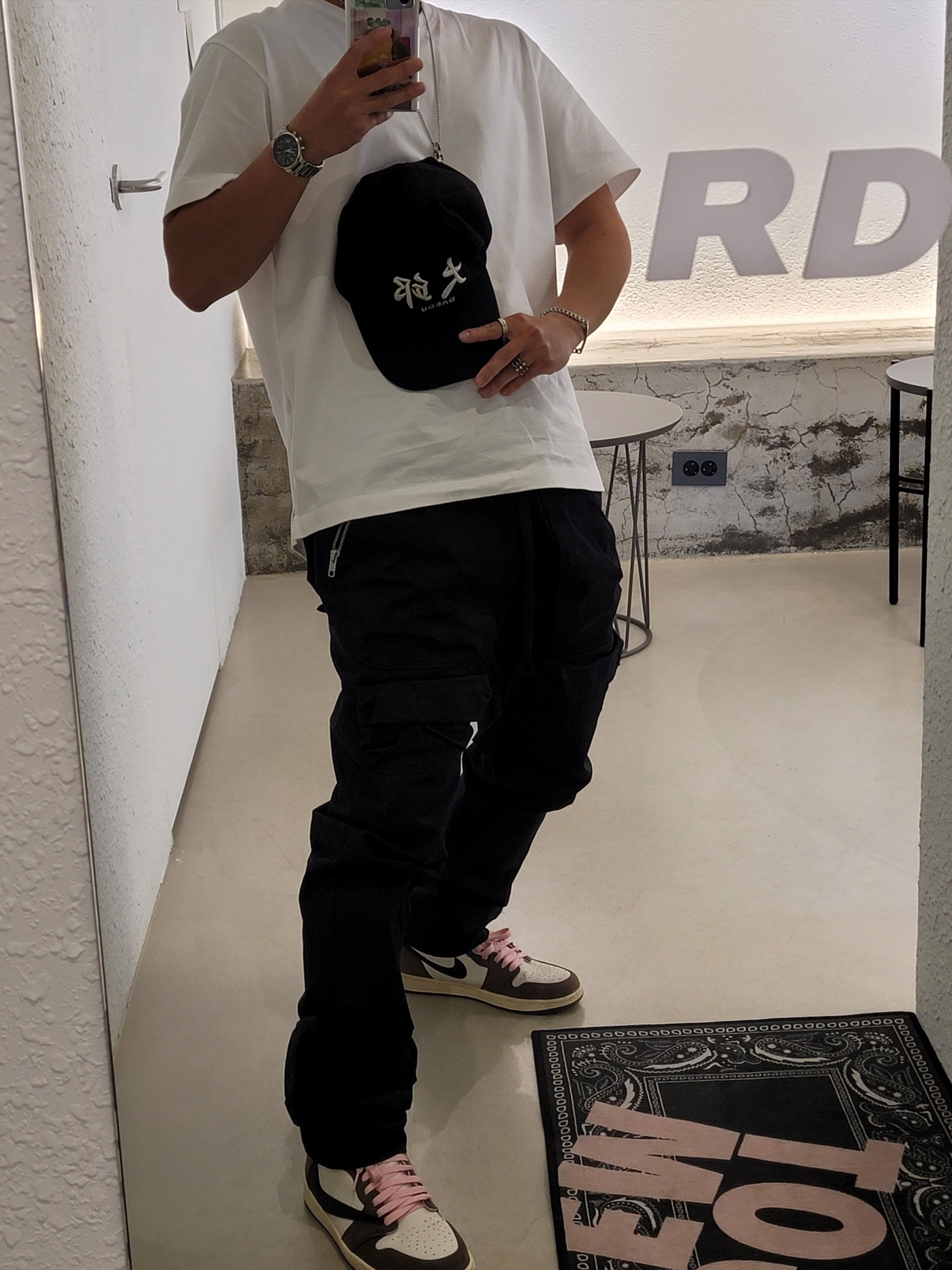Jordan 1 x Travis Scott Retro High OG SP Mocha, Darkr8m Studio x Eplc Daegu Silver Logo Cap 착용 스타일