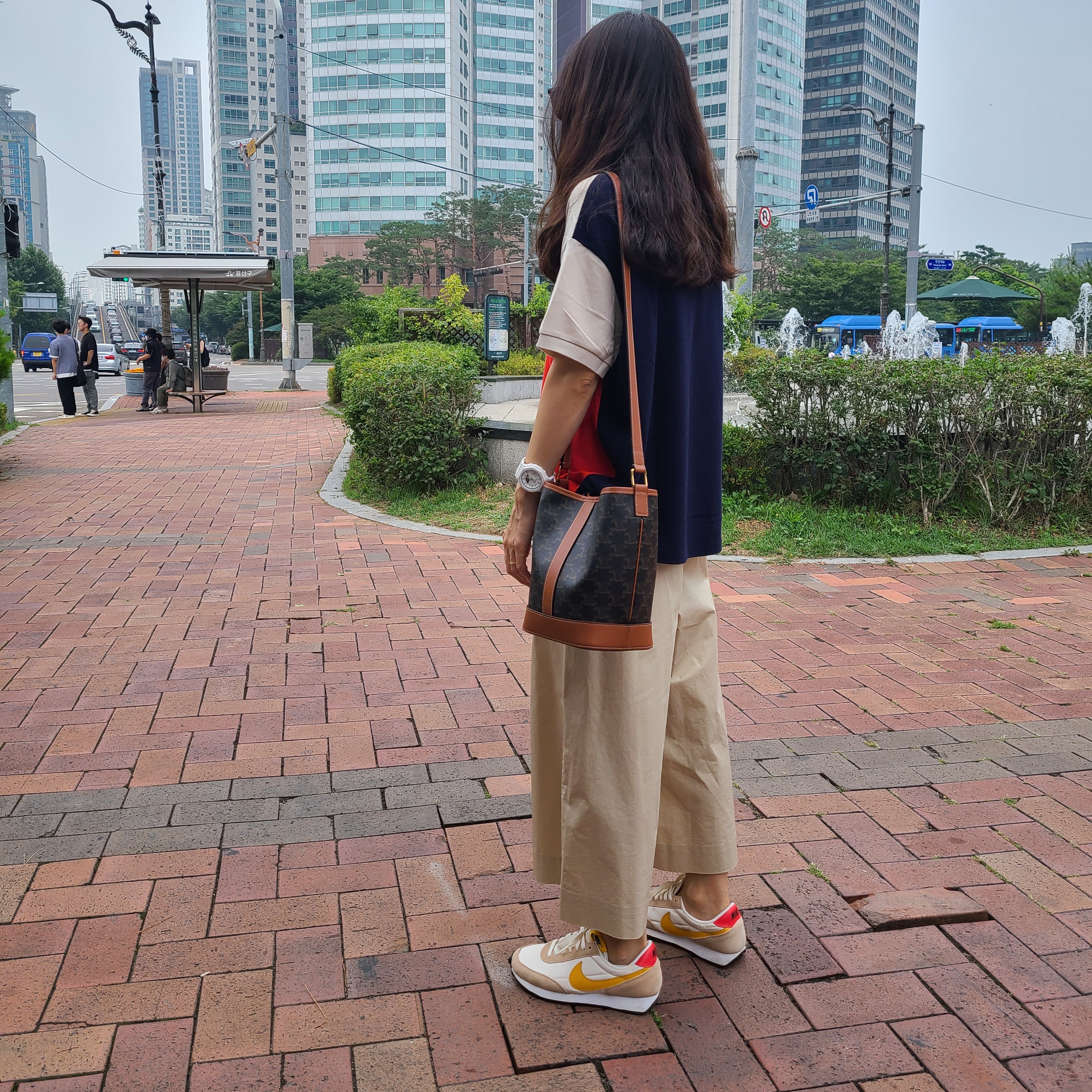 Celine Small Bucket in Triomphe Canvas and Calfskin Tan, (W) Nike Daybreak Pale Ivory 착용 스타일 - 2