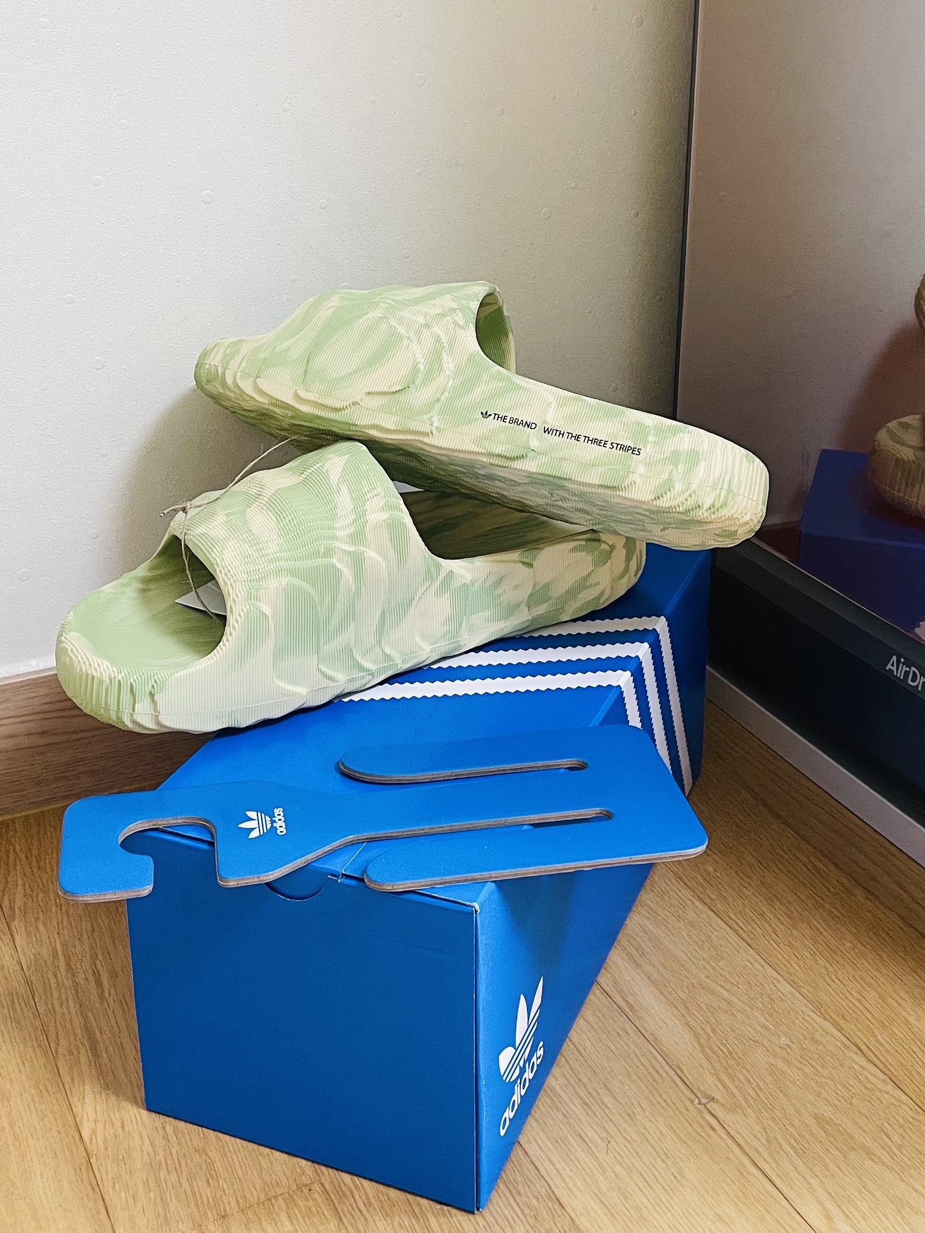 Adidas Adilette 22 Magic Lime Desert Sand, Adidas Adilette 22 Magic Lime 착용 스타일 - 1