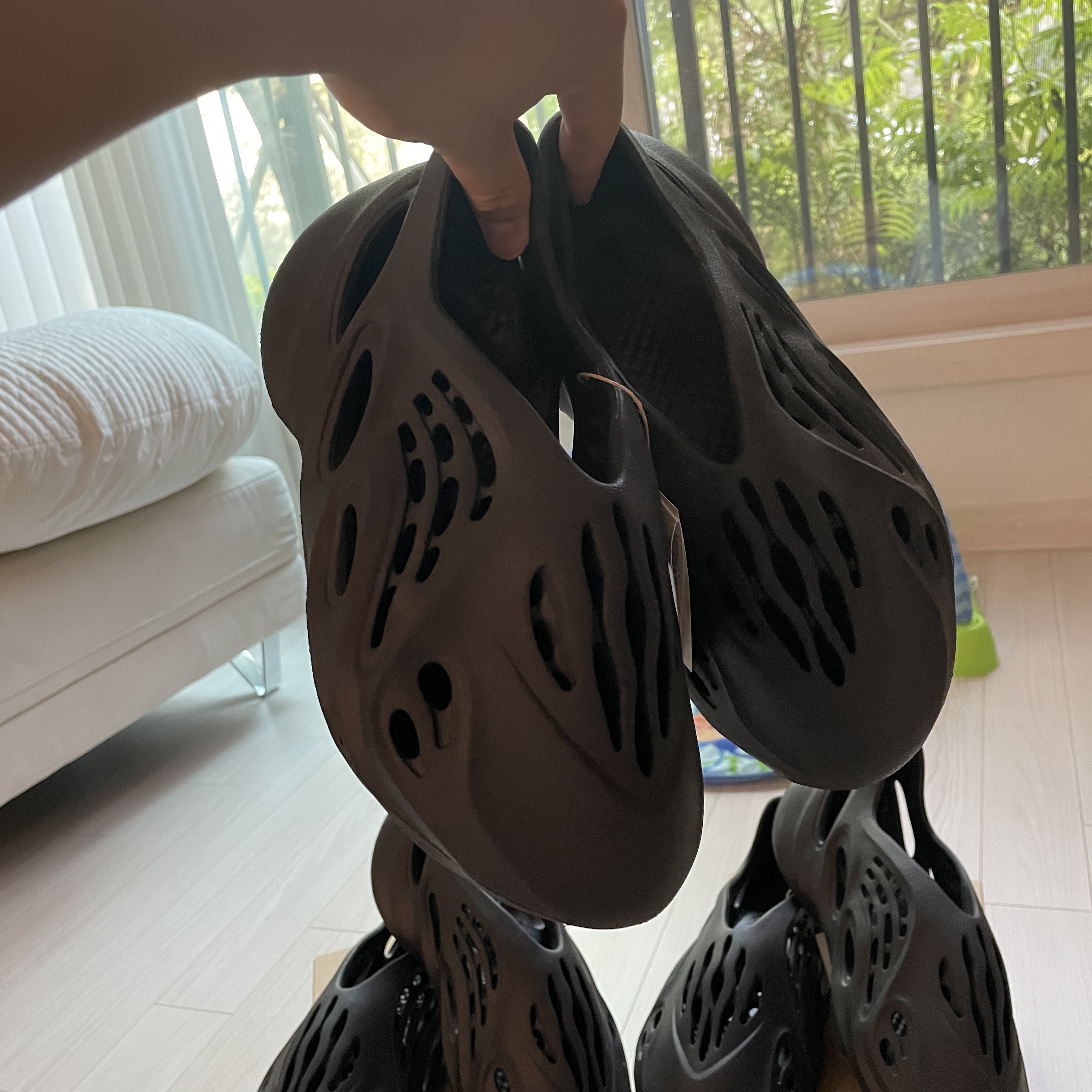 Adidas Yeezy Foam RNNR Onyx 착용 스타일 - 2