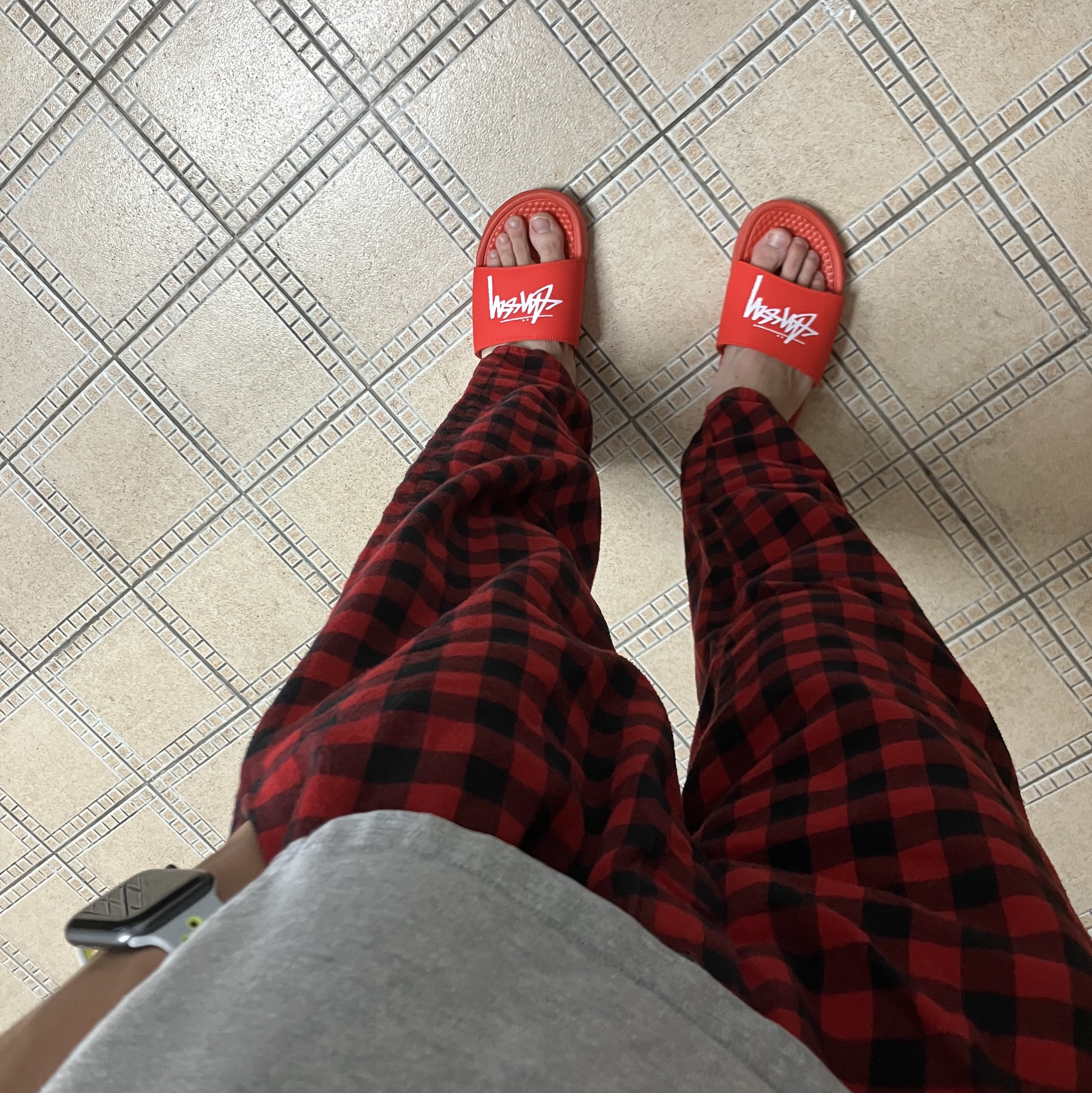 Apple Watch Nike SE 44mm Cellular Space Gray Aluminum Case Nike Sport Band USB C Anthracite Black (Korean Ver.), Nike x Stussy Benassi Slide Habanero Red 착용 스타일