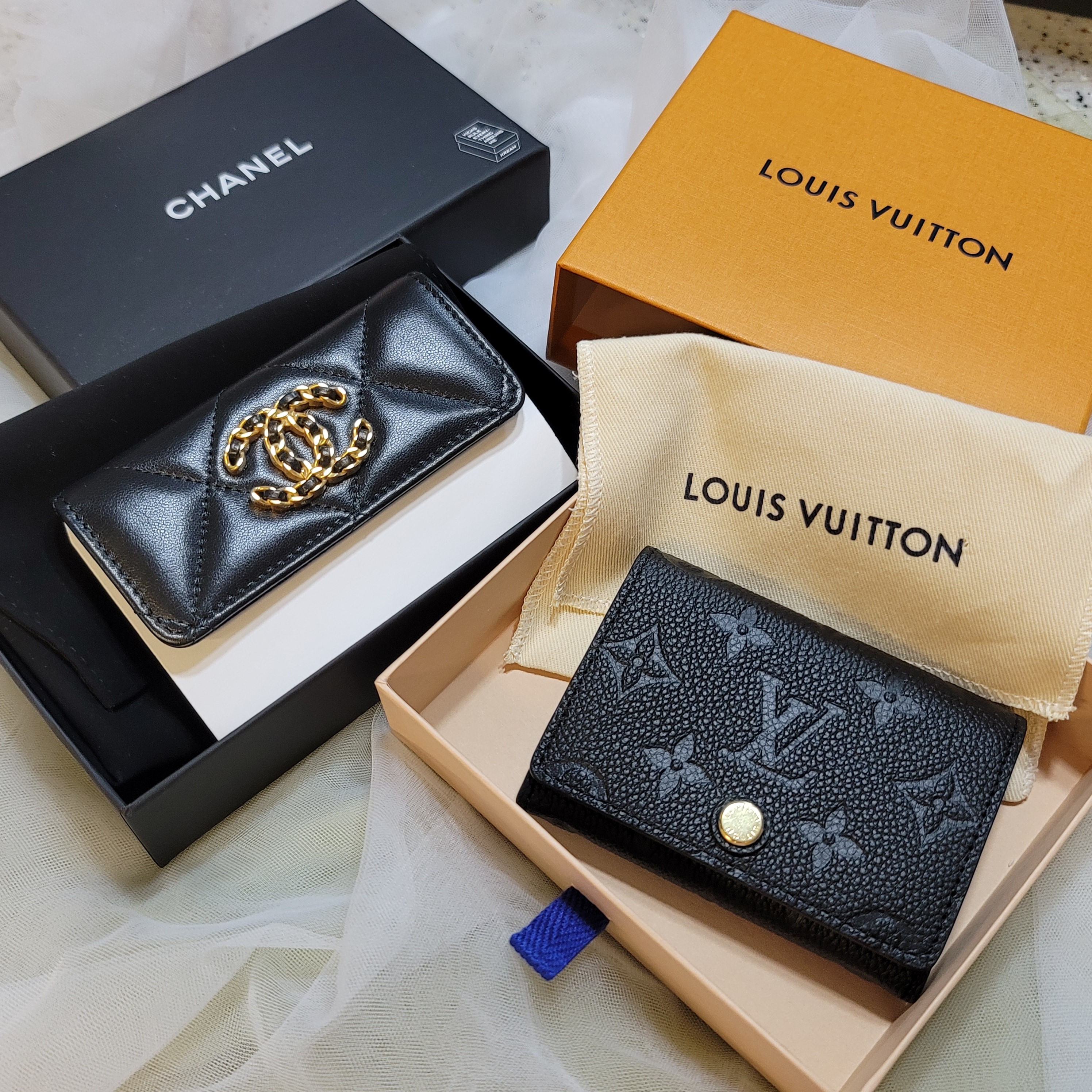 Chanel 19 Flap Card Holder Lambskin & Gold Black, Louis Vuitton Business Card Holder Monogram Embossed Leather Black 착용 스타일