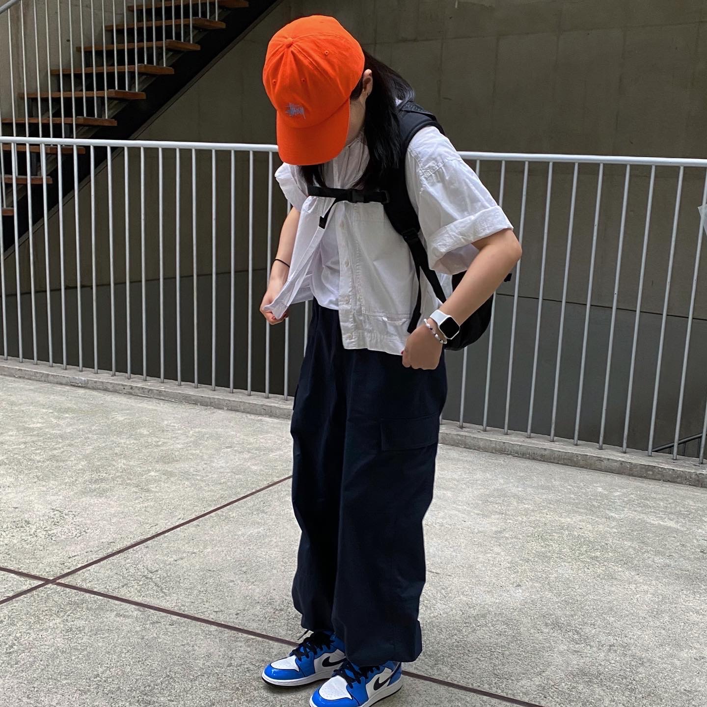 (GS) Jordan 1 Mid SE Signal Blue 착용 스타일 - 1