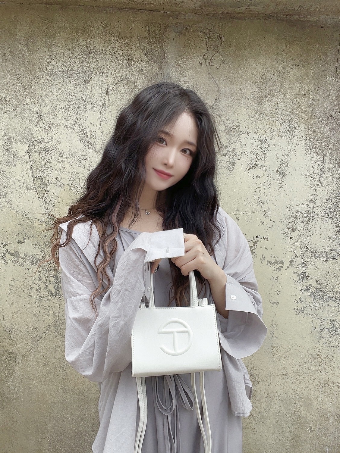 Telfar Small Shopping Bag White 착용 스타일