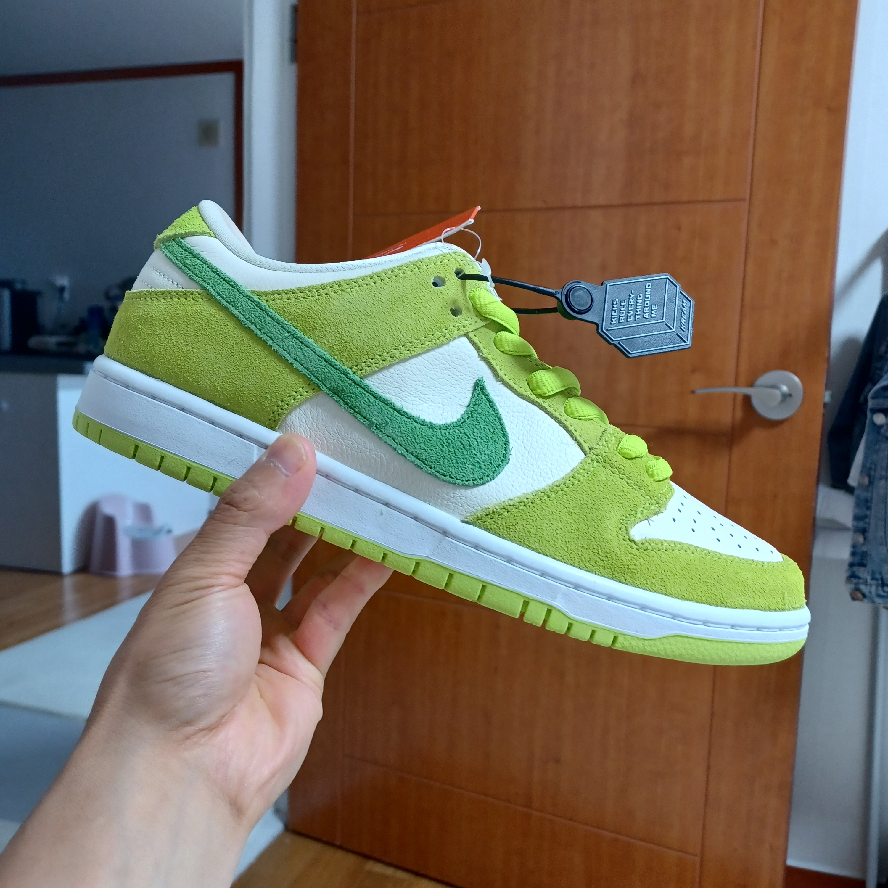Nike SB Dunk Low Pro Sour Apple 착용 스타일 - 2