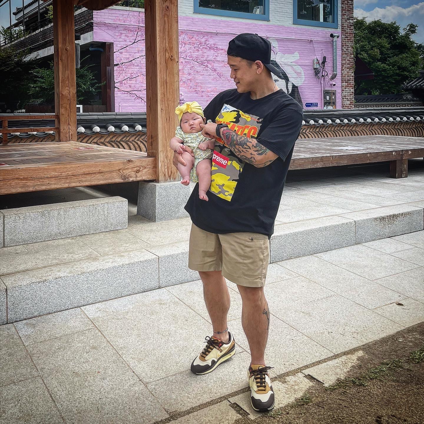 Supreme Wheaties T-Shirt Black - 21SS, Nike x Travis Scott Air Max 1 Cact.us Brown 착용 스타일 - 2