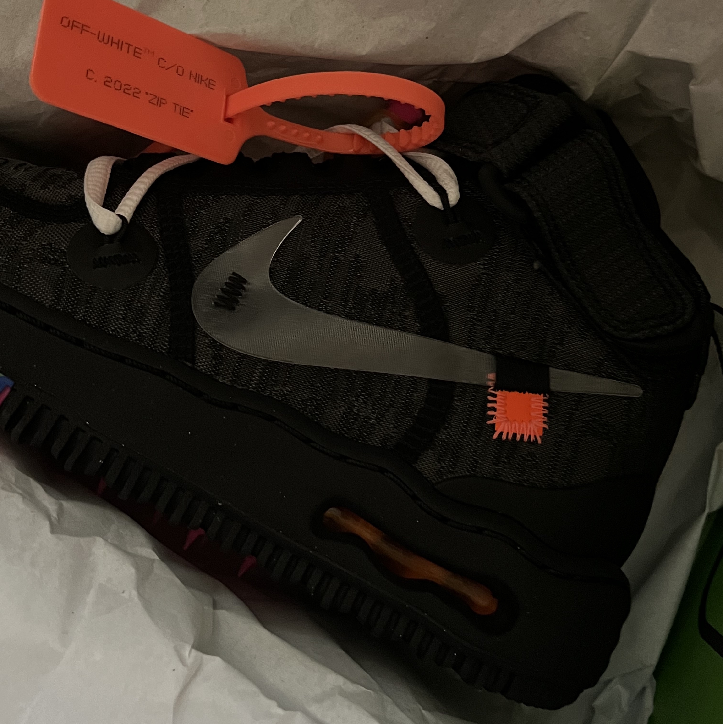 Nike x Off-White Air Force 1 Mid SP Black 착용 스타일 - 1