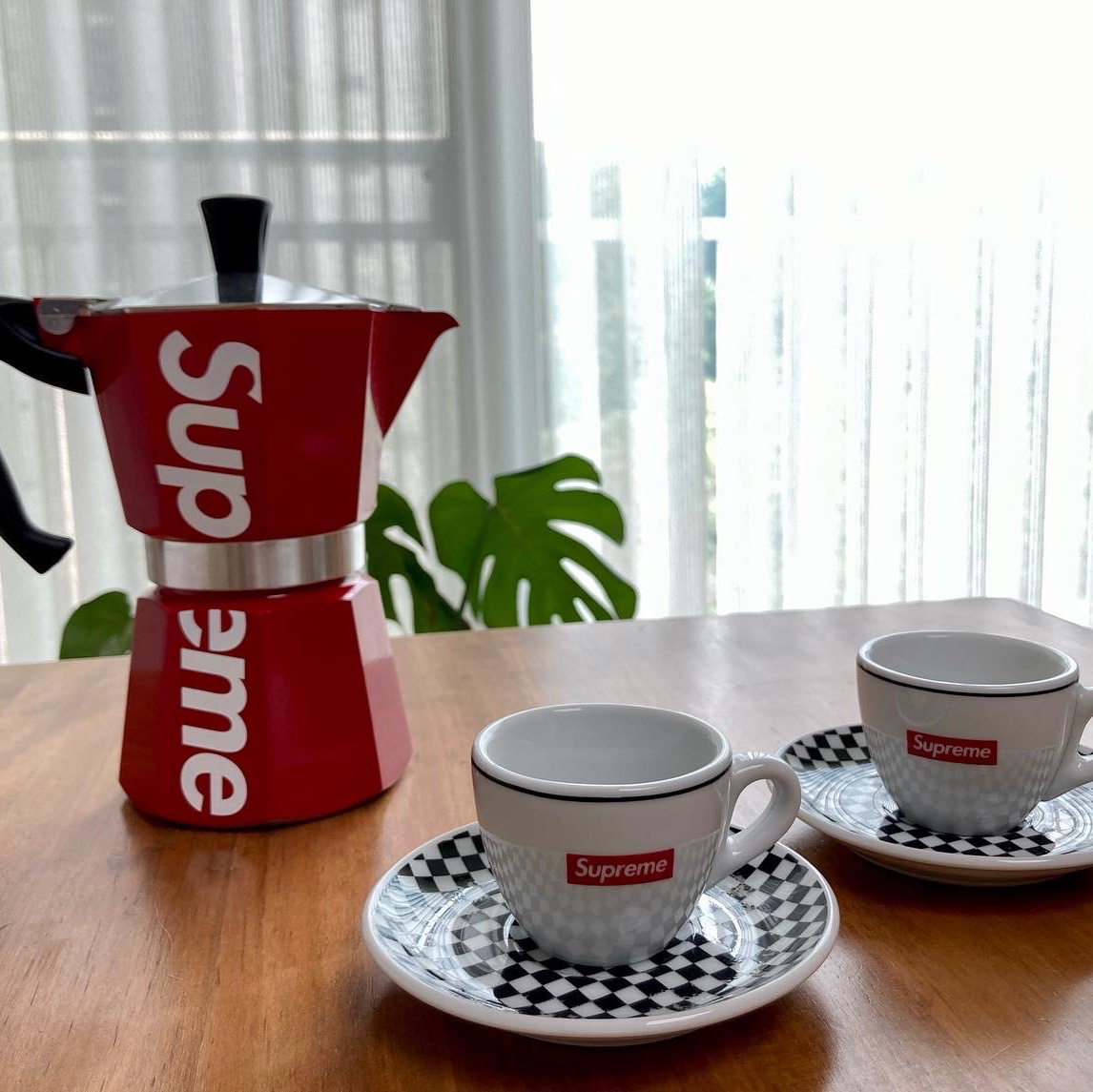 Supreme Bialetti Moka Express Red - 19SS, Supreme x IPA Porcellane Aosta Espresso Set Black (Set of 2) 착용 스타일 - 1