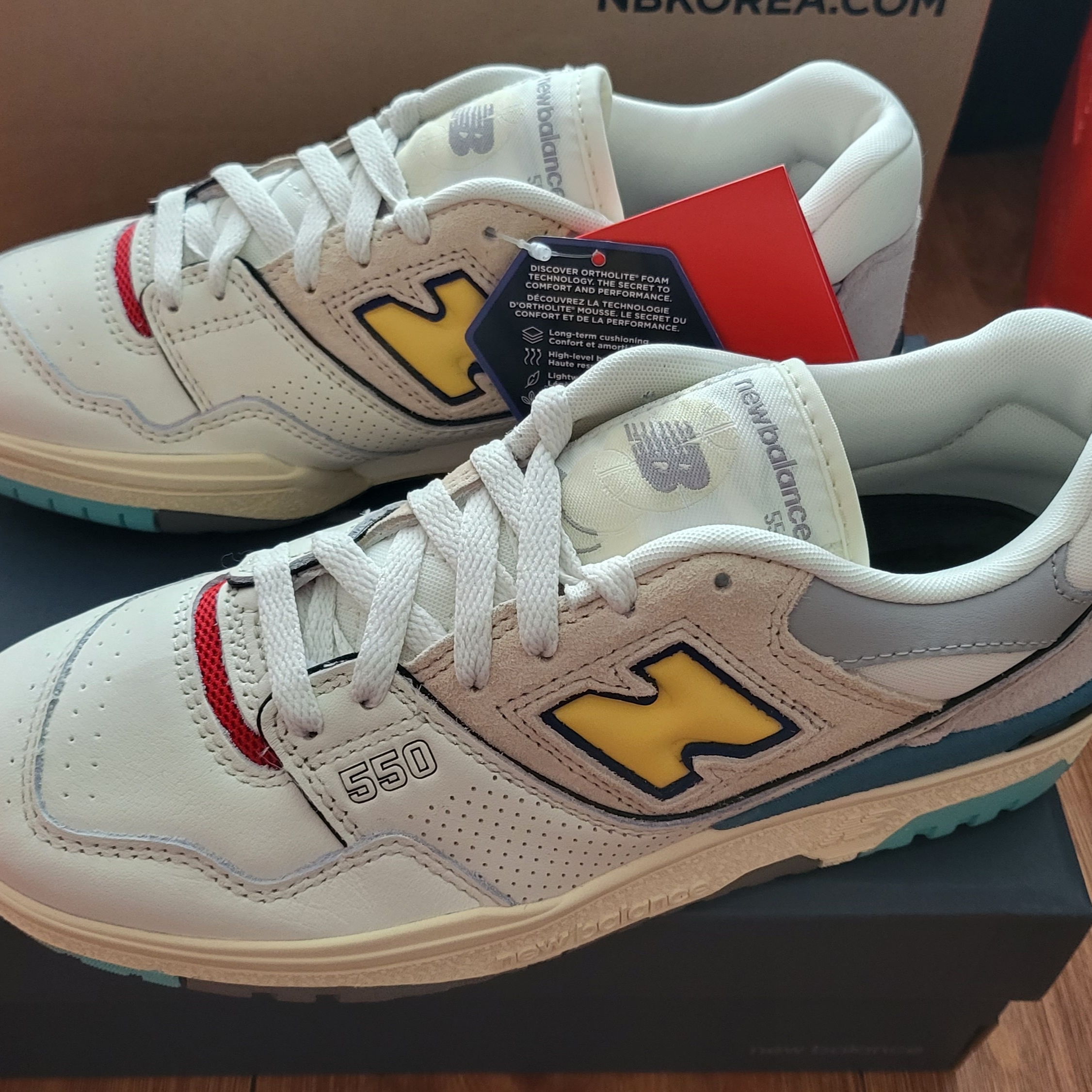 New Balance 550 Sea Salt Yellow - 2E Wide 착용 스타일 - 4