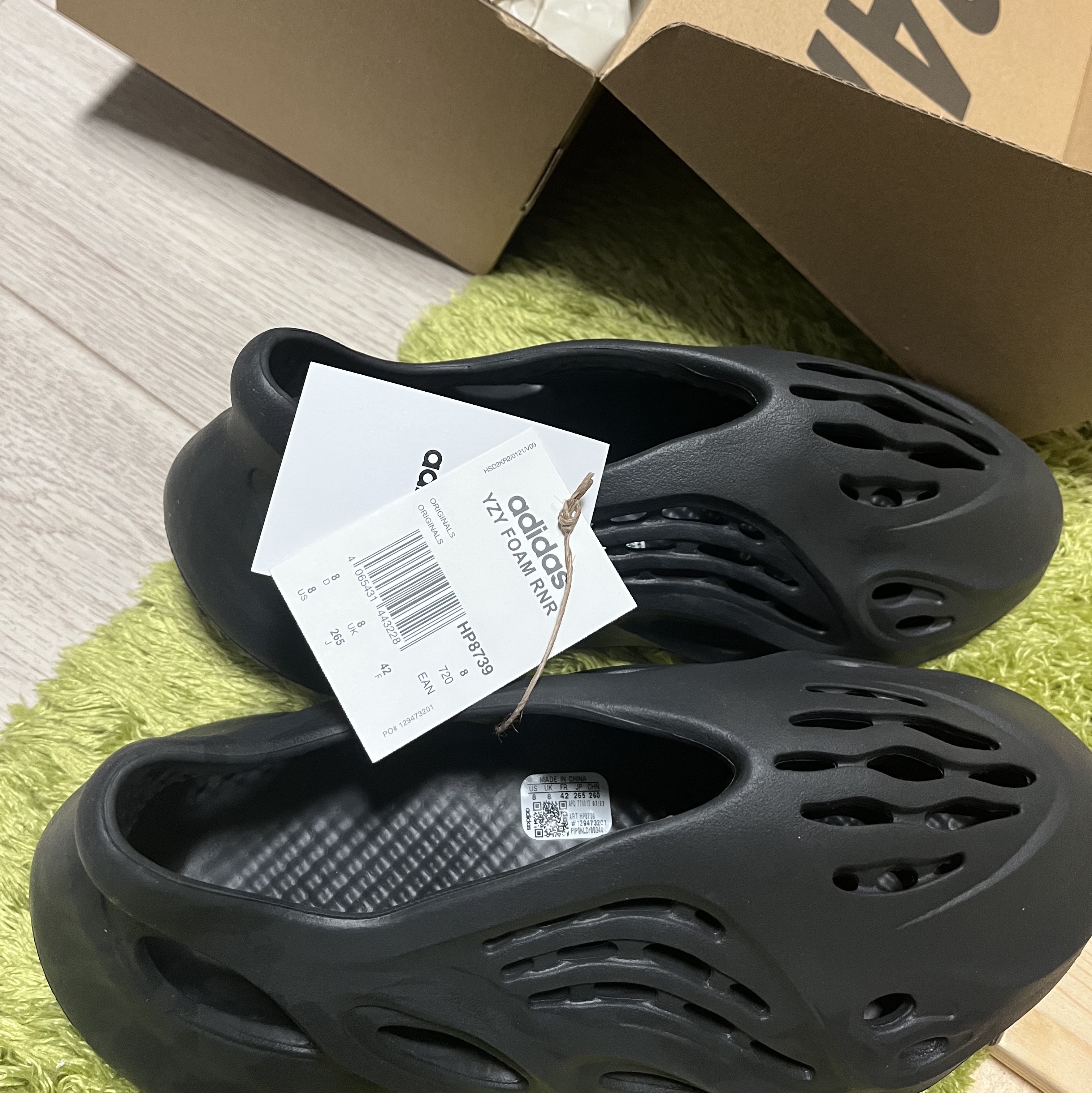 Adidas Yeezy Foam RNNR Onyx 착용 스타일