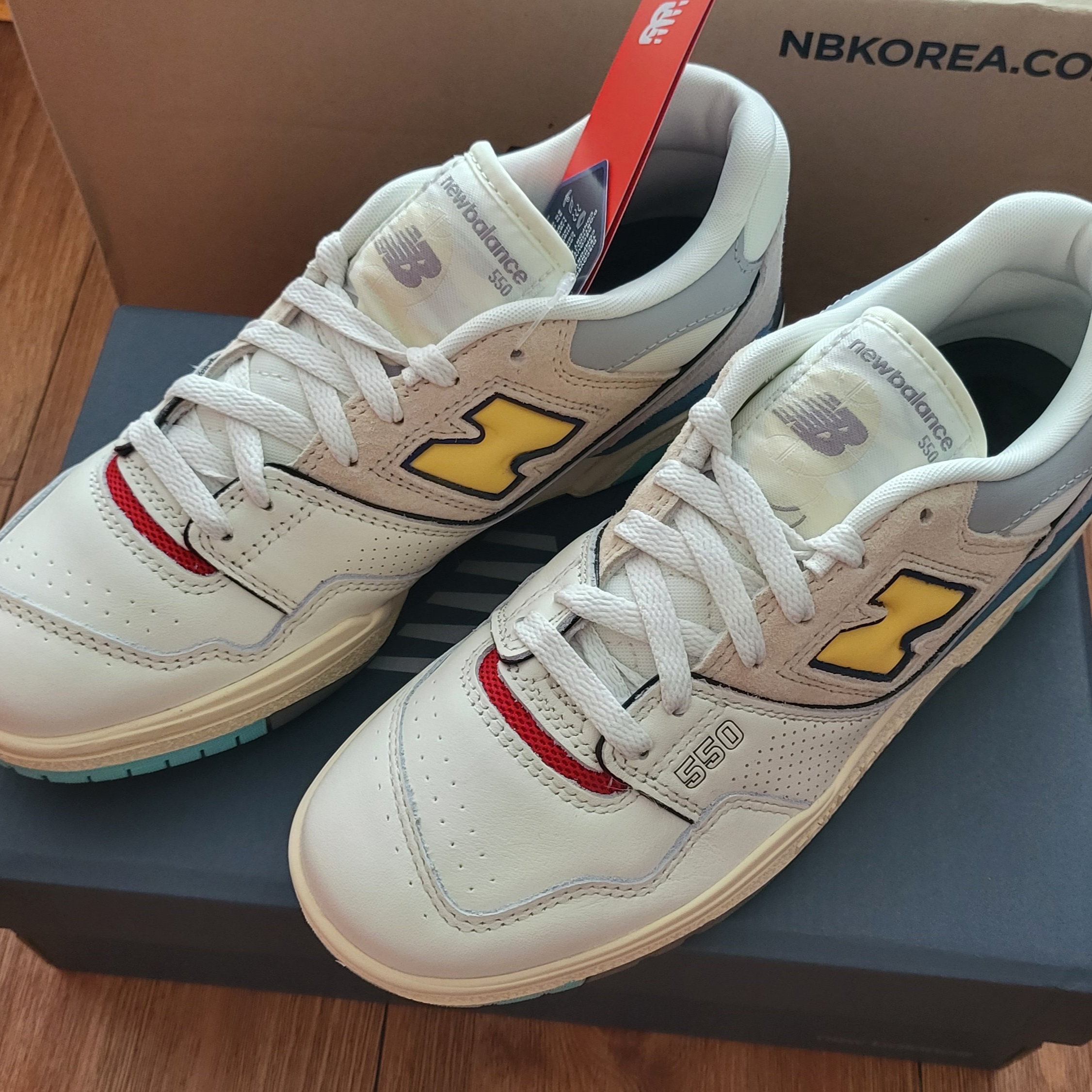 New Balance 550 Sea Salt Yellow - 2E Wide 착용 스타일 - 1