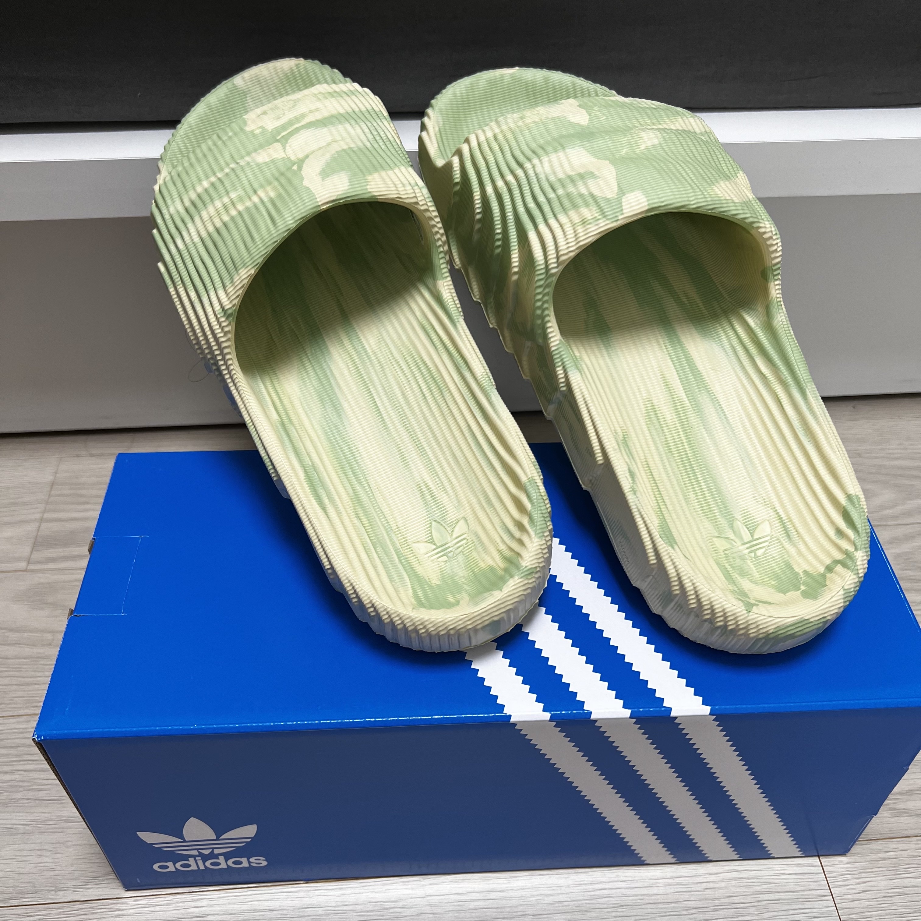 Adidas Adilette 22 Magic Lime Desert Sand 착용 스타일 - 2