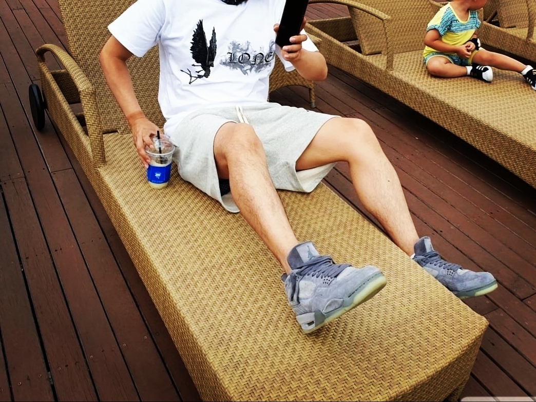 Jordan 4 x Kaws Retro Cool Grey 착용 스타일