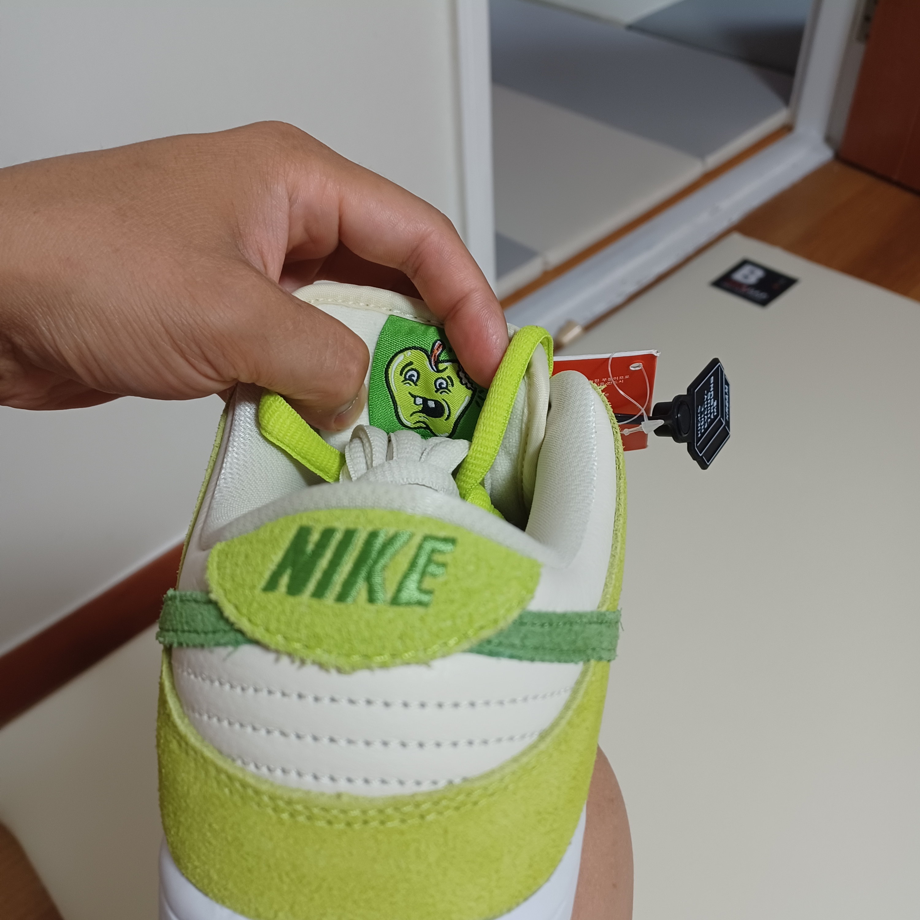 Nike SB Dunk Low Pro Sour Apple 착용 스타일 - 3