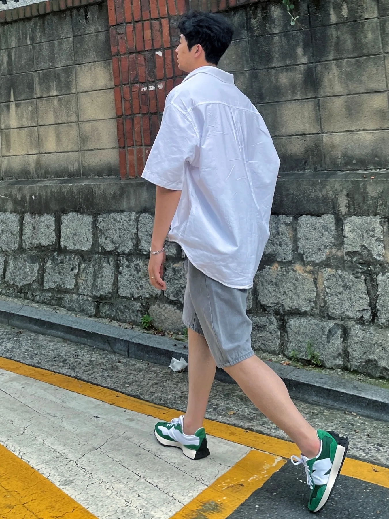 New Balance 327 Varsity Green 착용 스타일 - 1