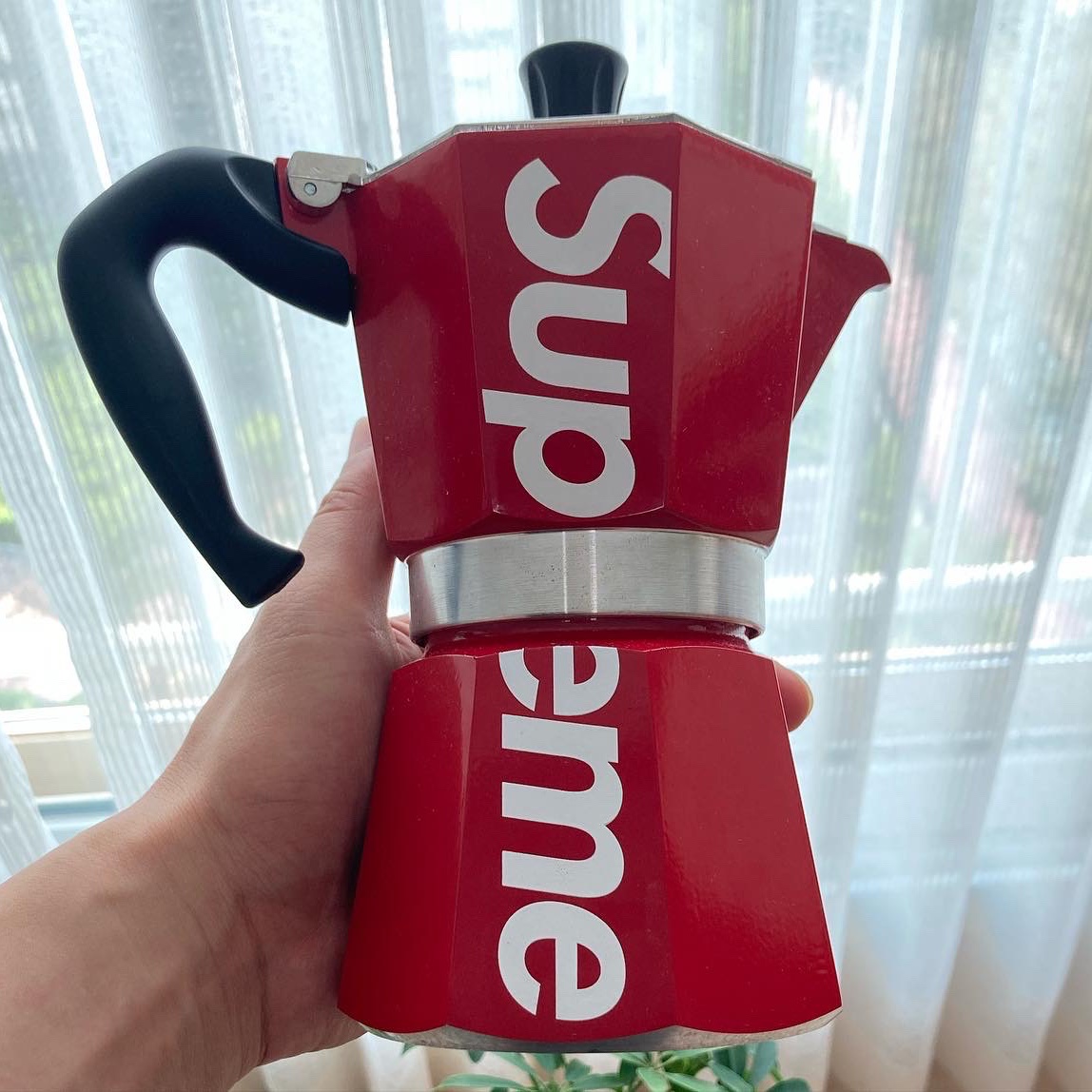 Supreme Bialetti Moka Express Red - 19SS, Supreme x IPA Porcellane Aosta Espresso Set Black (Set of 2) 착용 스타일 - 2