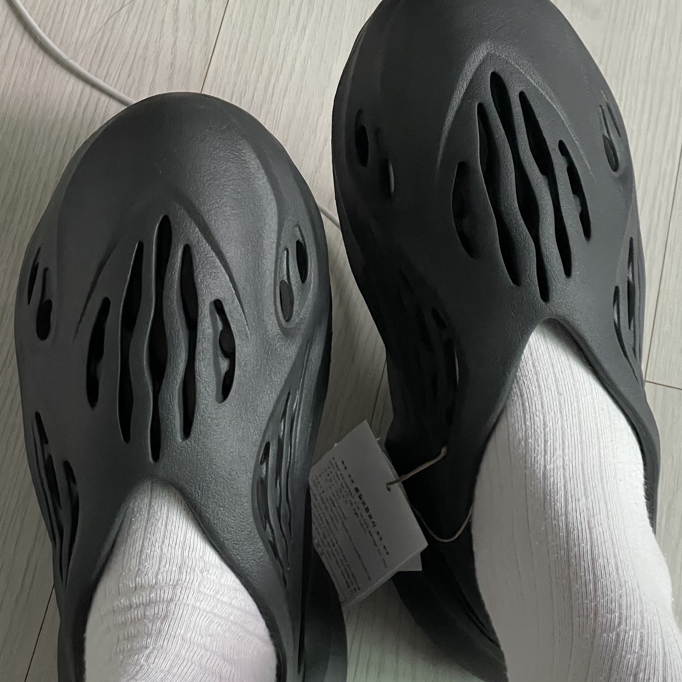 Adidas Yeezy Foam RNNR Onyx 착용 스타일 - 1