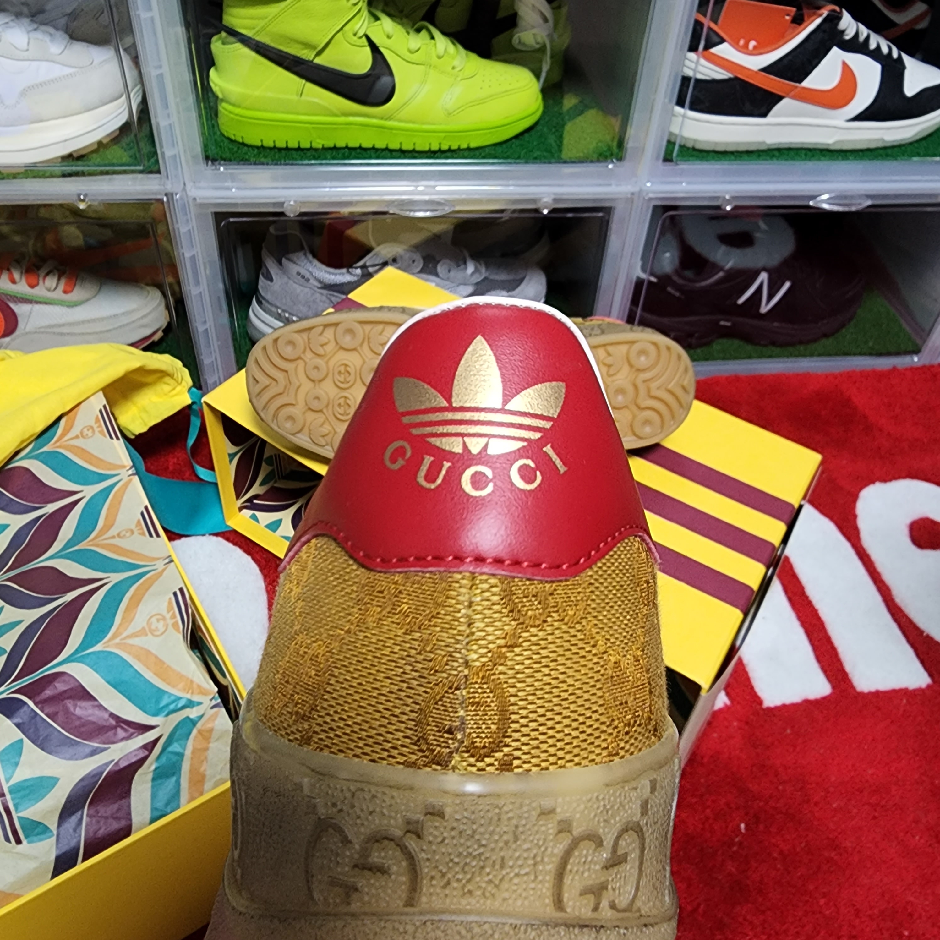 Gucci x Adidas Gazelle Sneakers Yellow White 착용 스타일 - 2