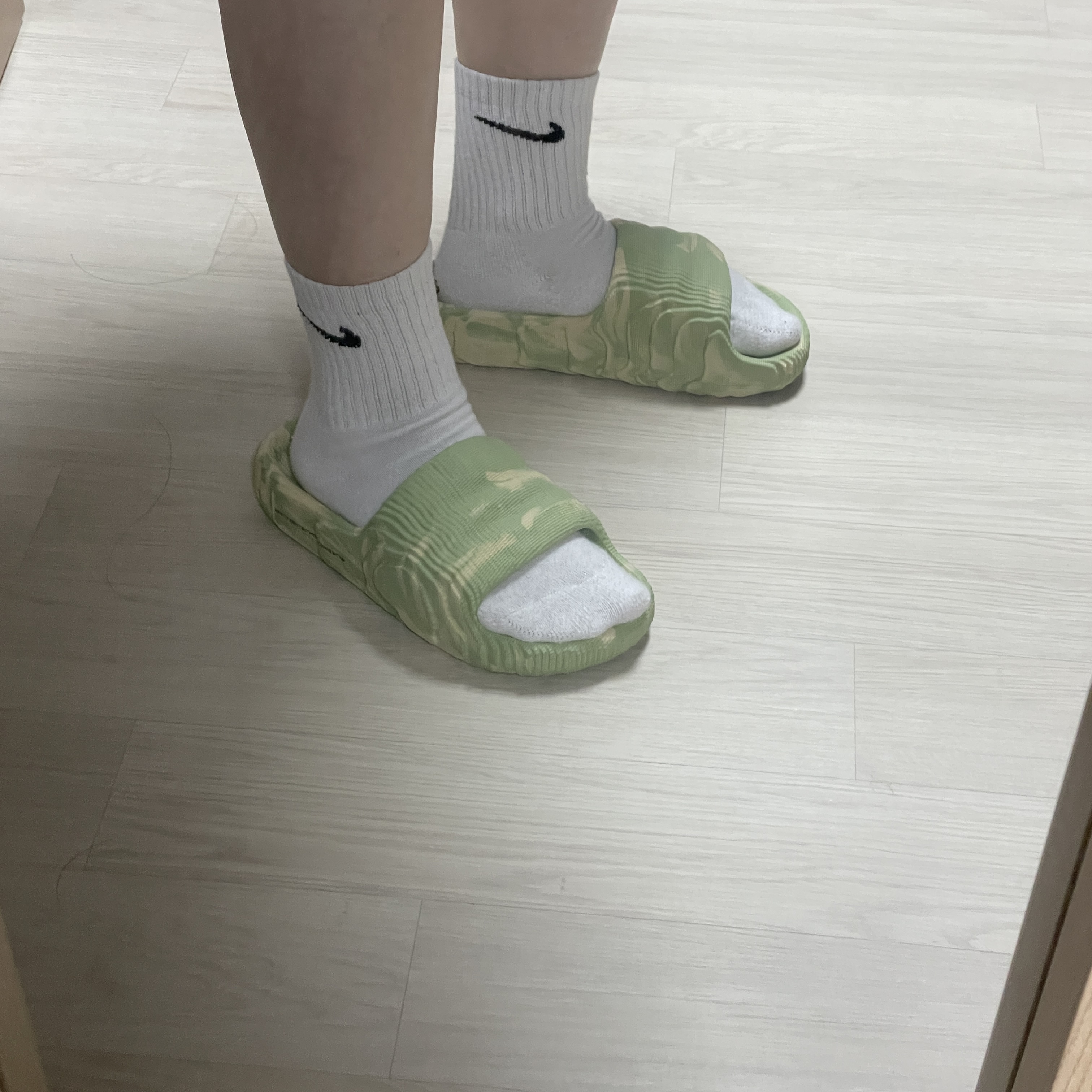 Adidas Adilette 22 Magic Lime Desert Sand 착용 스타일 - 2