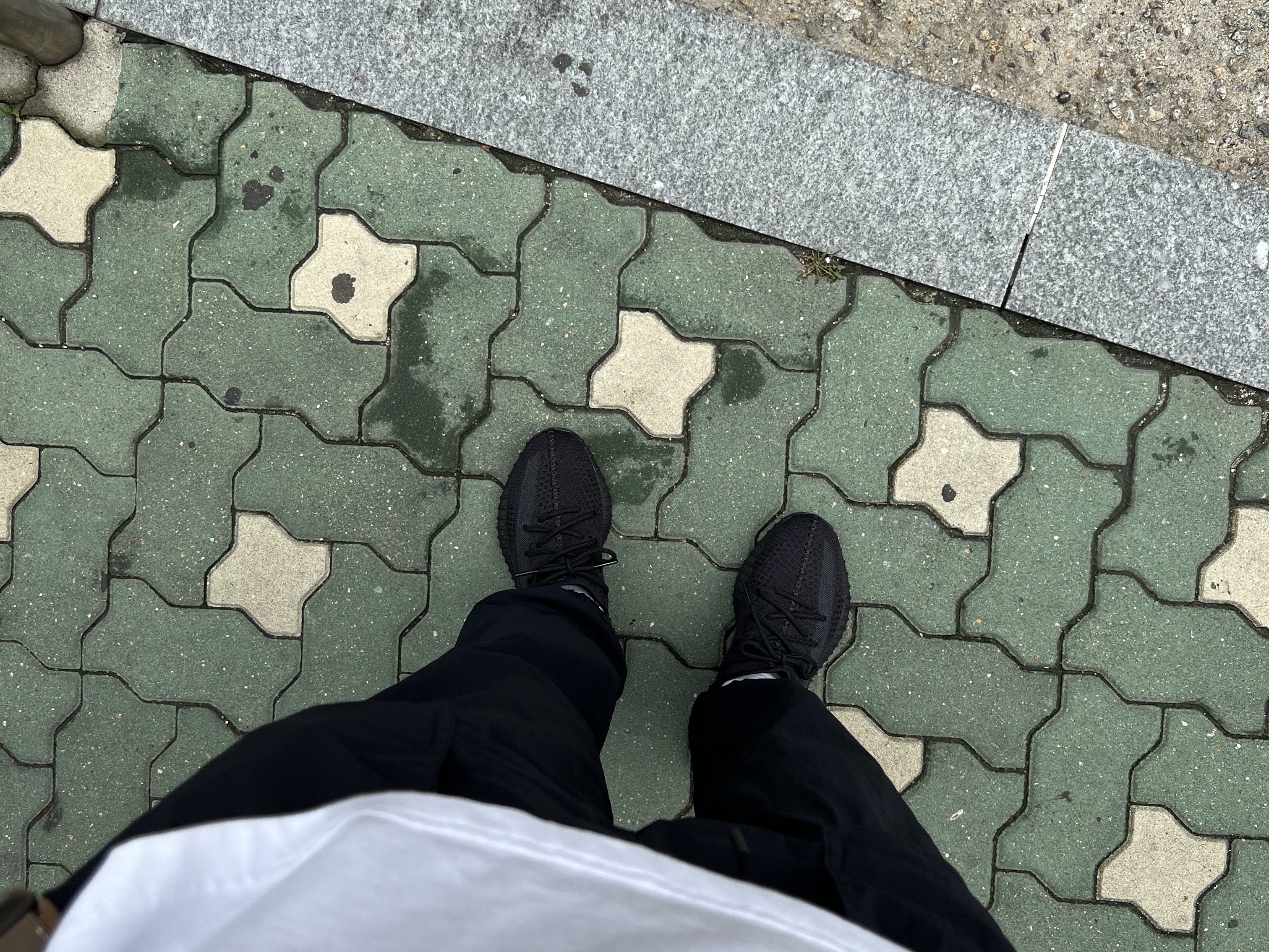 Adidas Yeezy Boost 350 V2 Onyx 착용 스타일 - 2