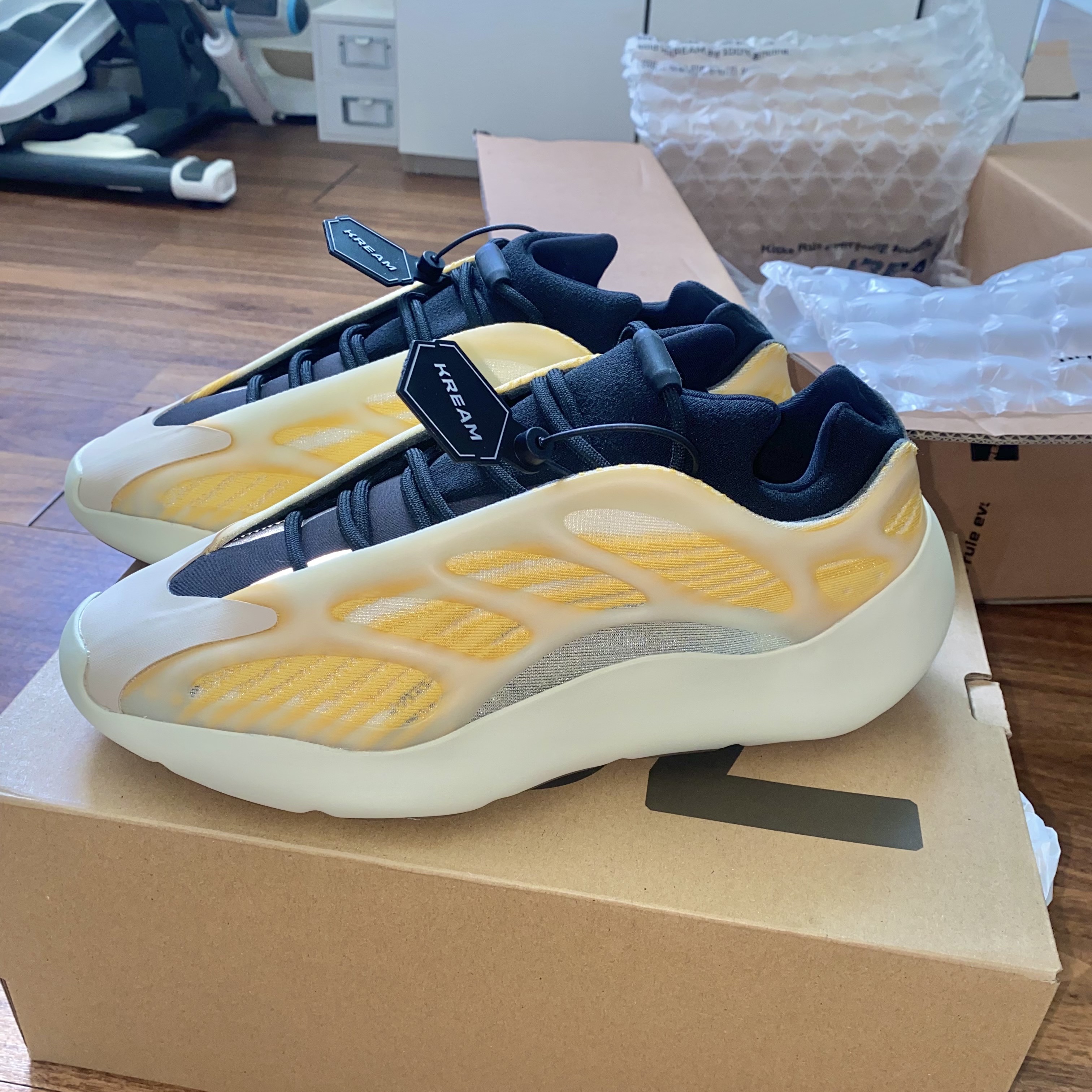 Adidas Yeezy 700 V3 Mono Safflower 착용 스타일 - 3