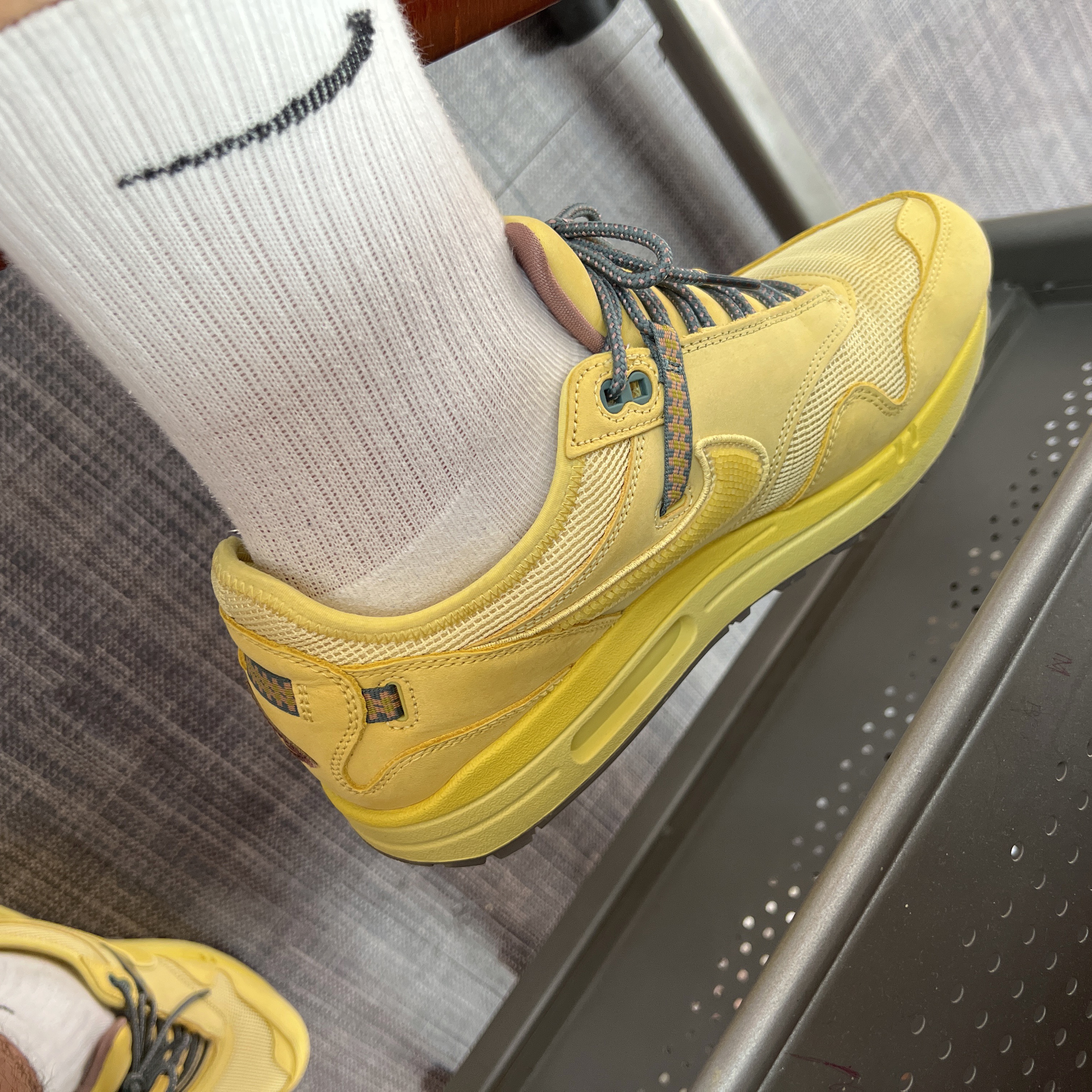 Nike x Travis Scott Air Max 1 Cact.us Gold 착용 스타일