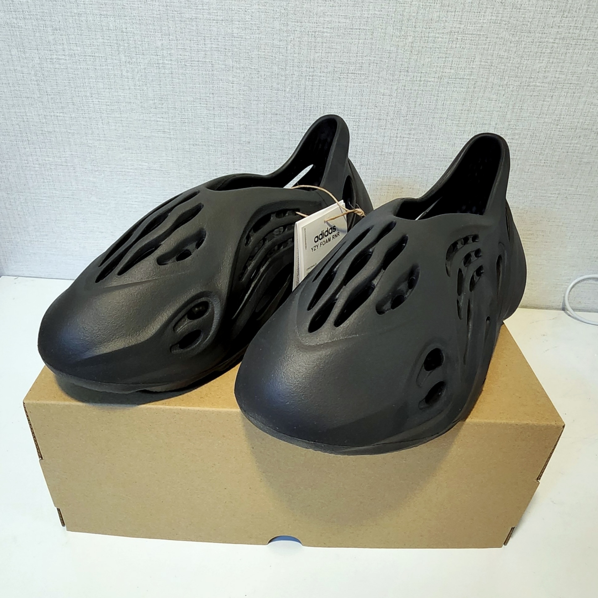 Adidas Yeezy Foam RNNR Onyx 착용 스타일 - 2