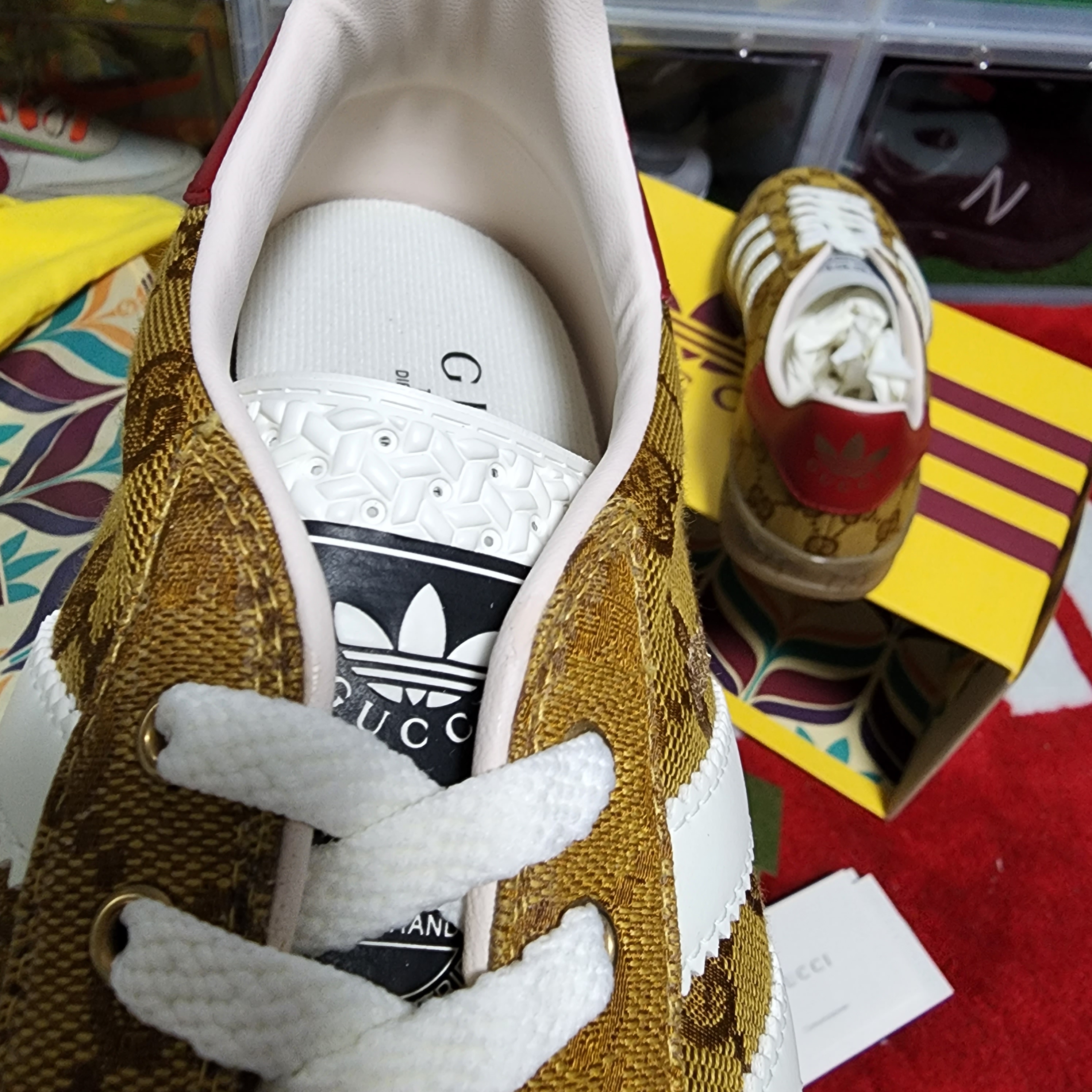 Gucci x Adidas Gazelle Sneakers Yellow White 착용 스타일 - 3