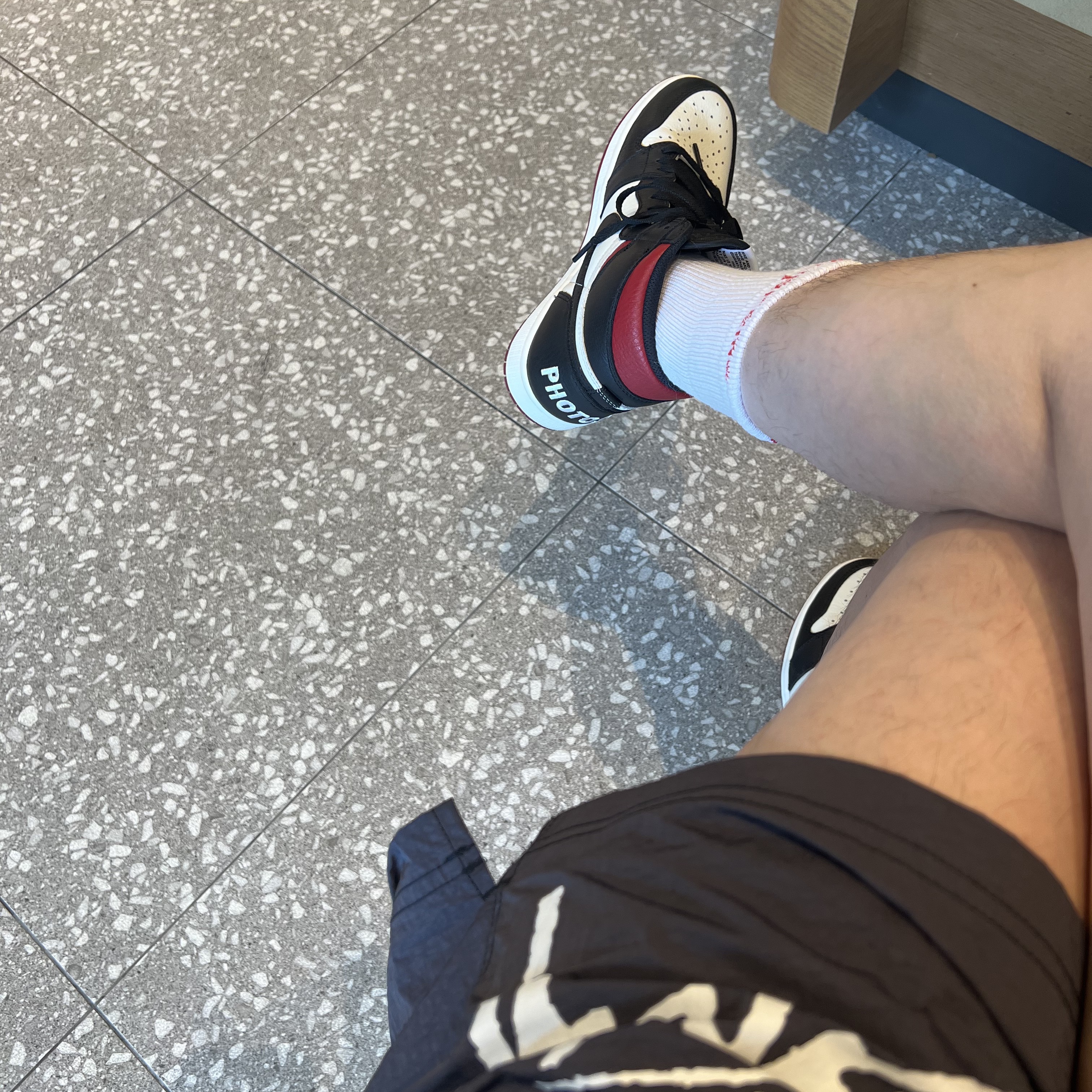 Jordan 1 Retro High Not for Resale Varsity Red, Supreme Hanes Crew Socks White (4 Pack) 착용 스타일
