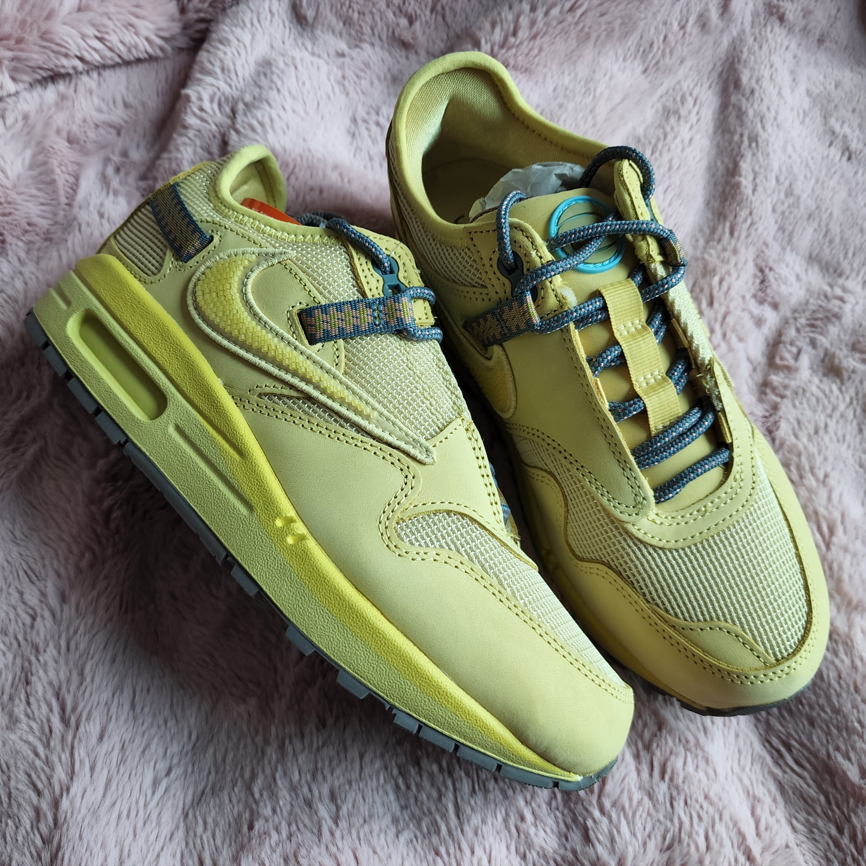 Nike x Travis Scott Air Max 1 Cact.us Gold 착용 스타일 - 4