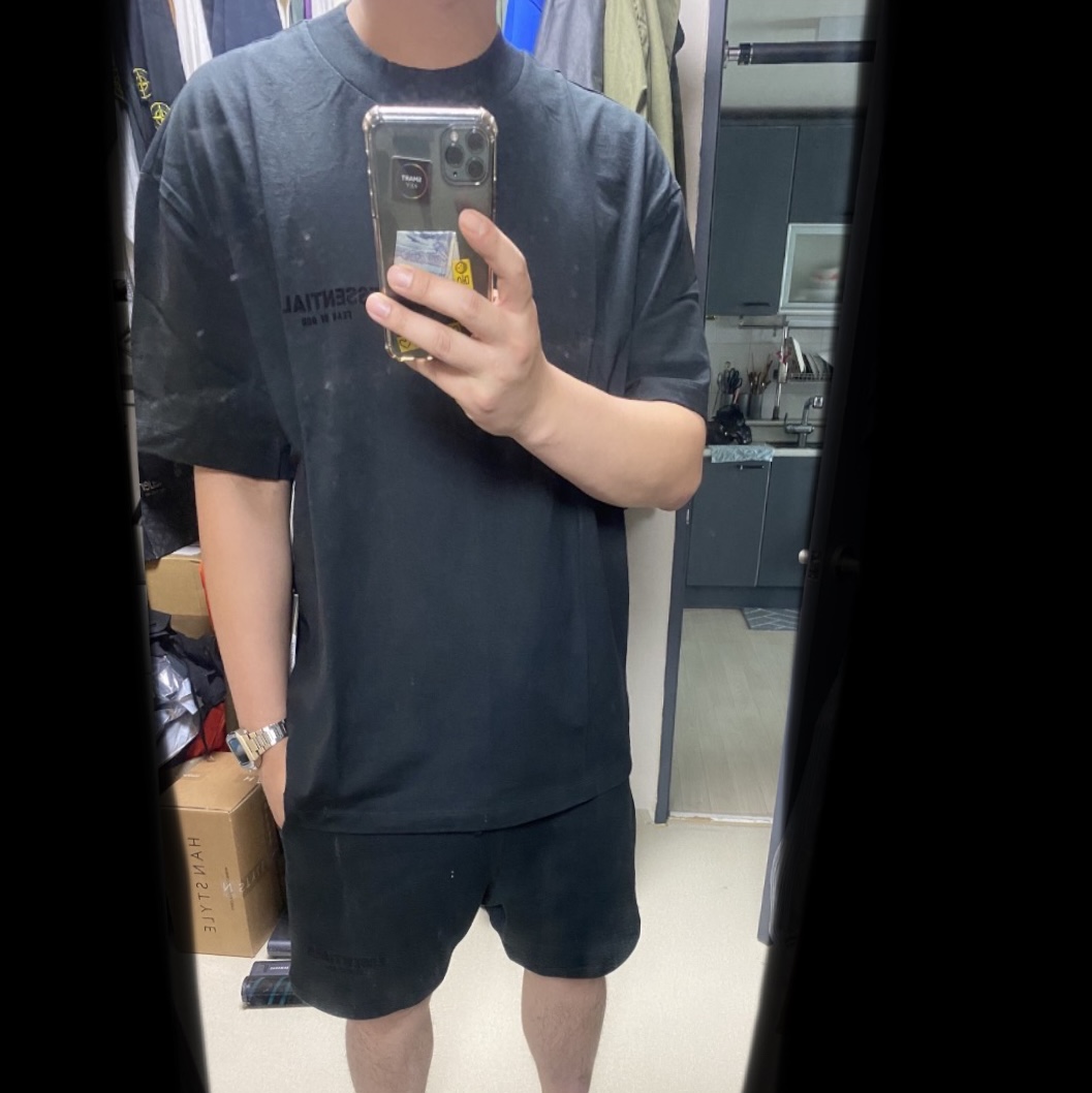 Essentials The Core Collection T-Shirt Stretch Limo, Essentials The Core Collection Sweatshorts Stretch Limo 착용 스타일