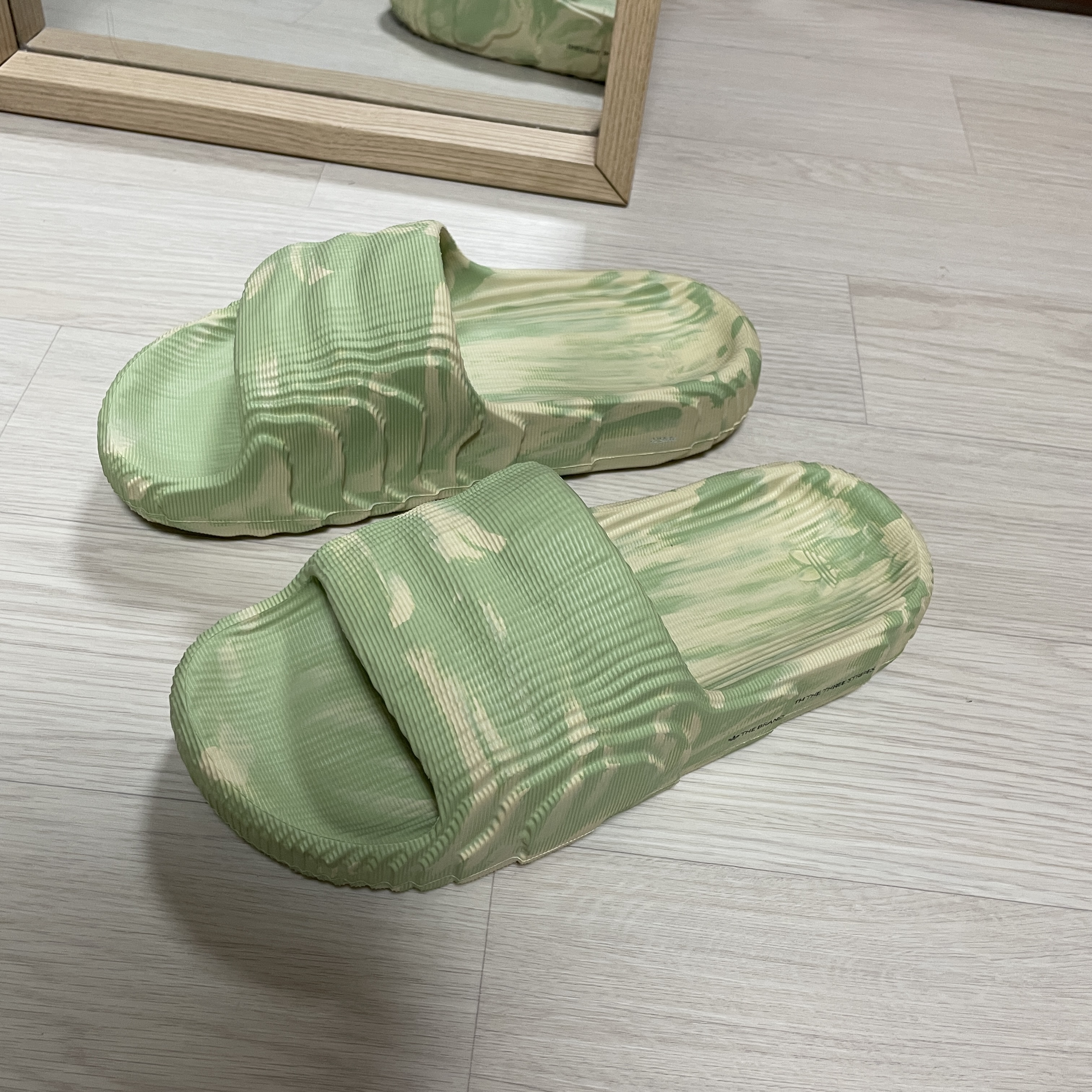Adidas Adilette 22 Magic Lime Desert Sand 착용 스타일 - 1