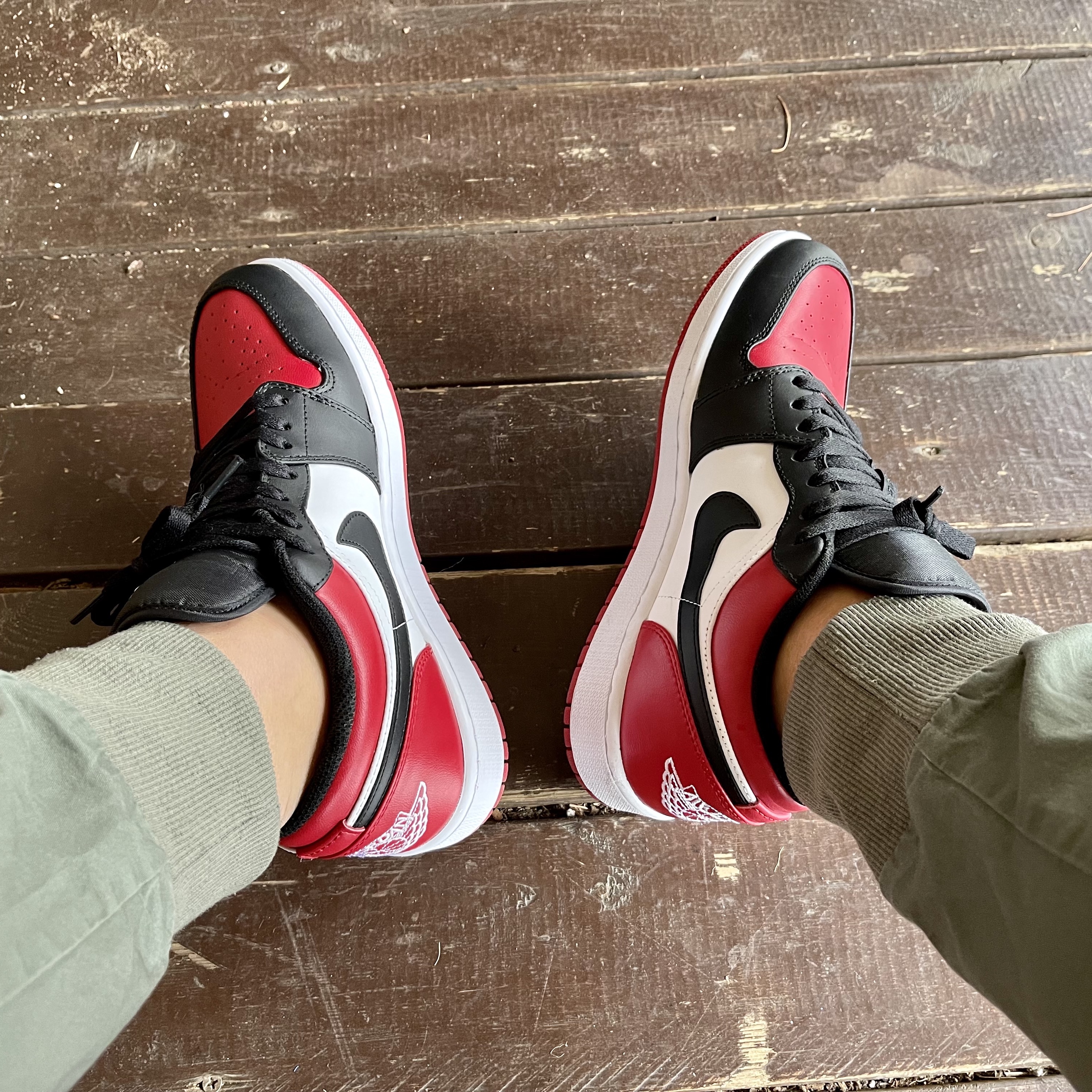 Jordan 1 Low Cardinal Red, Jordan 1 Low White Gym Red Black 착용 스타일 - 3