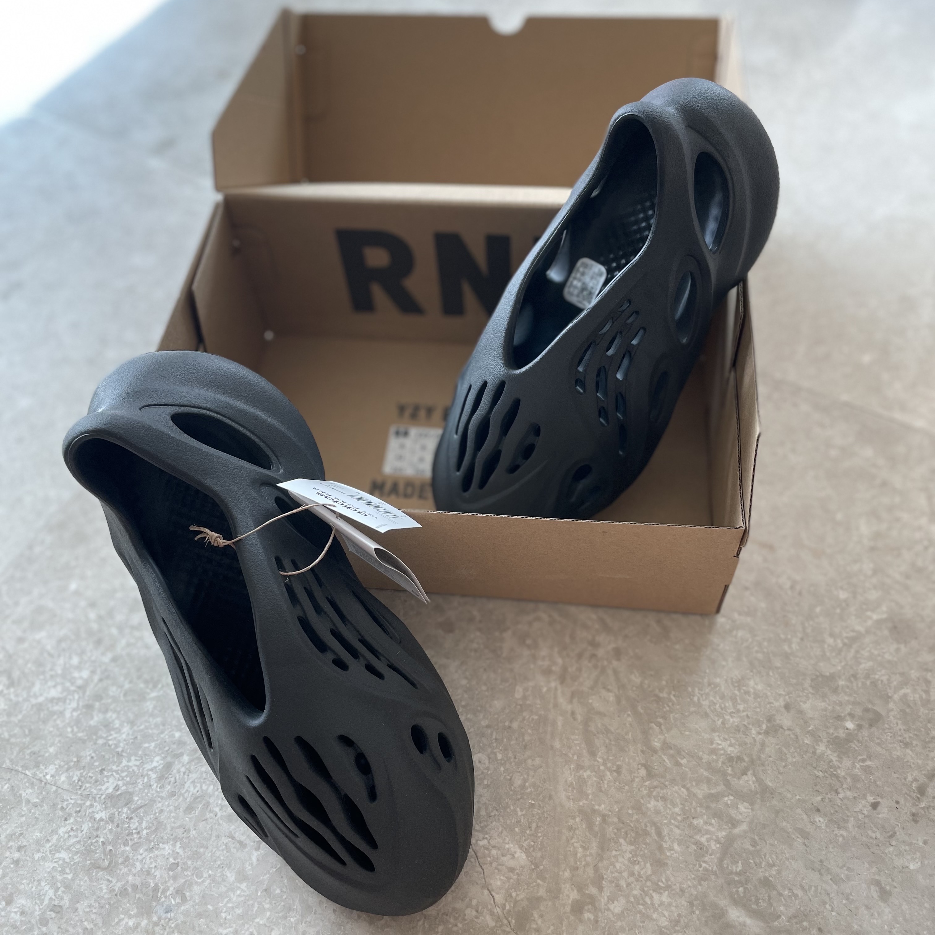 Adidas Yeezy Foam RNNR Onyx 착용 스타일