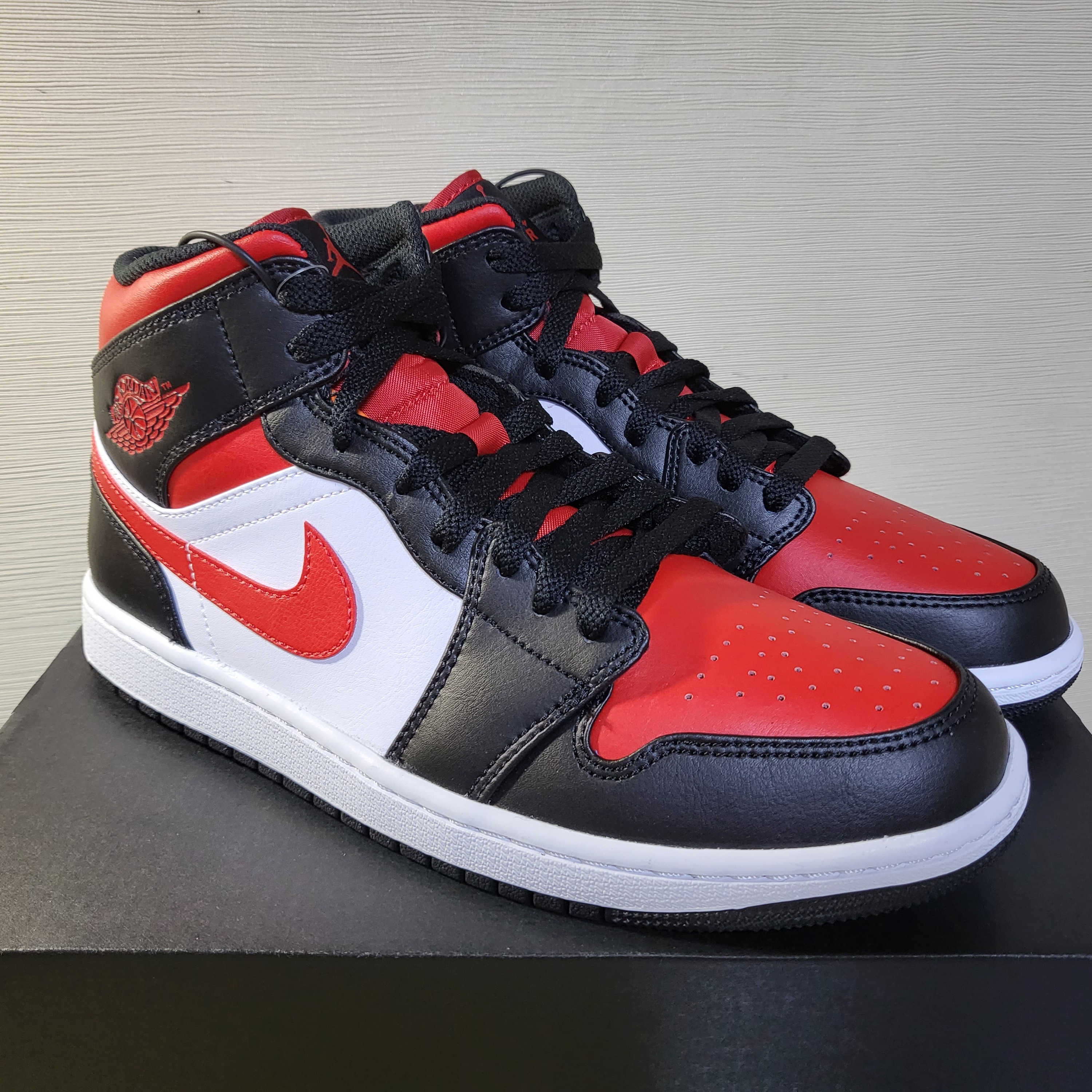 Jordan 1 Mid Black Fire Red 착용 스타일 - 1