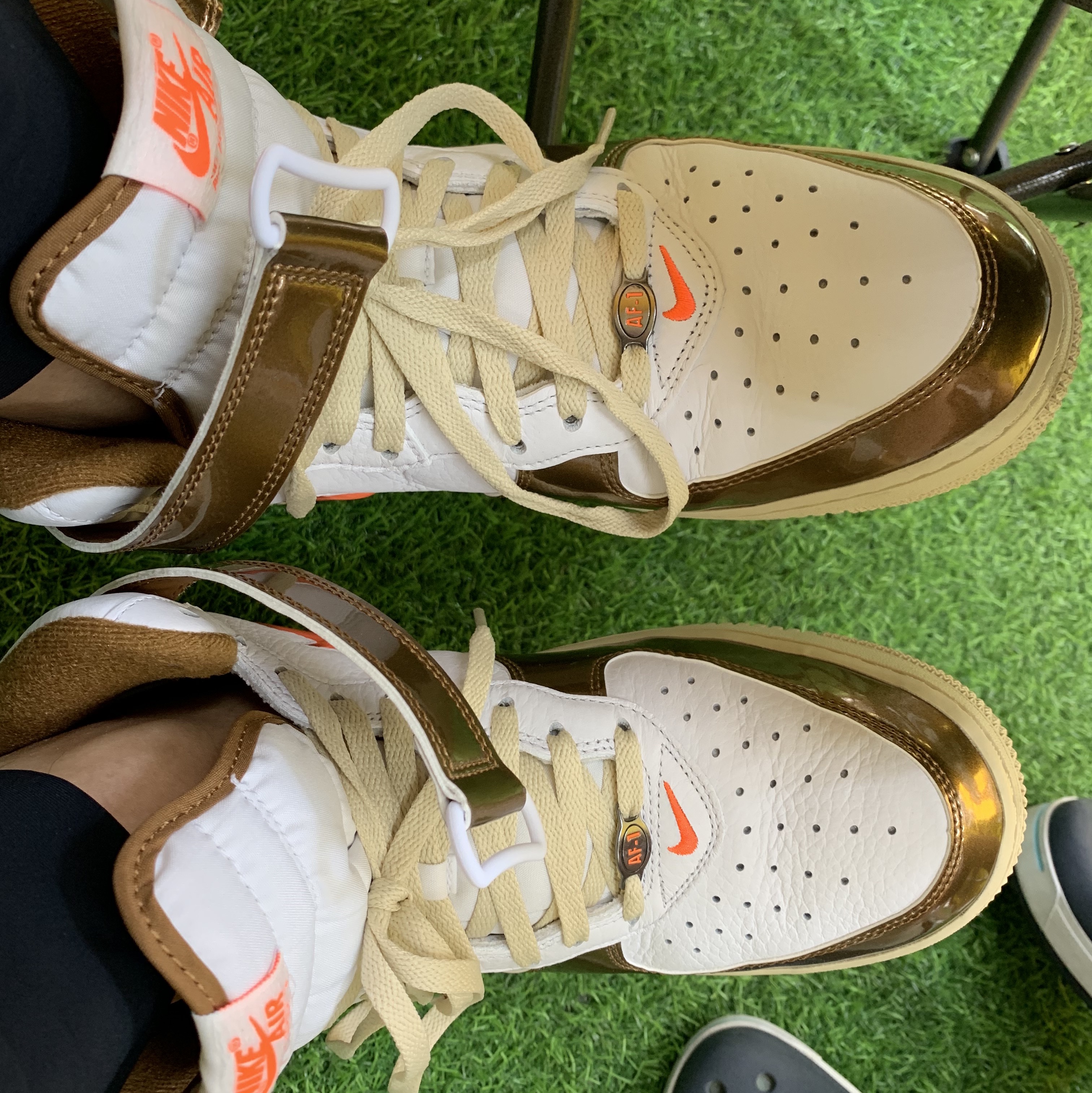 Nike Air Force 1 Mid QS Ale Brown 착용 스타일 - 2