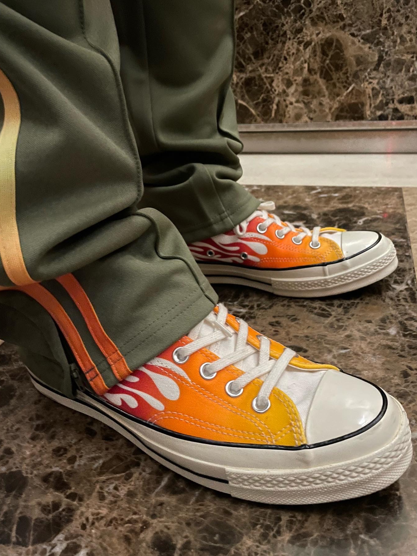 Converse Chuck 70 Ox Archive Print Flames White 착용 스타일 - 2