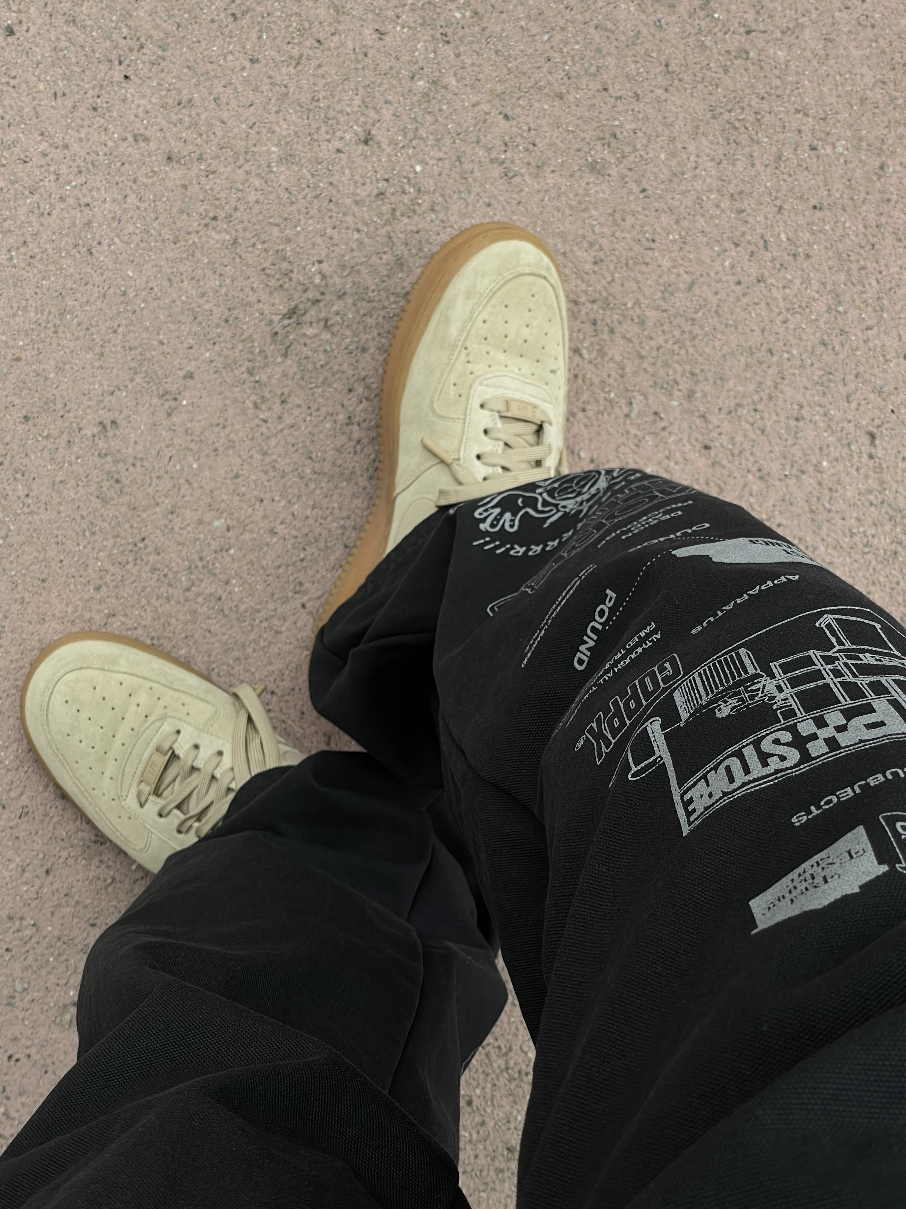 Nike Air Force 1 '07 LV8 Suede Mushroom 착용 스타일 - 2