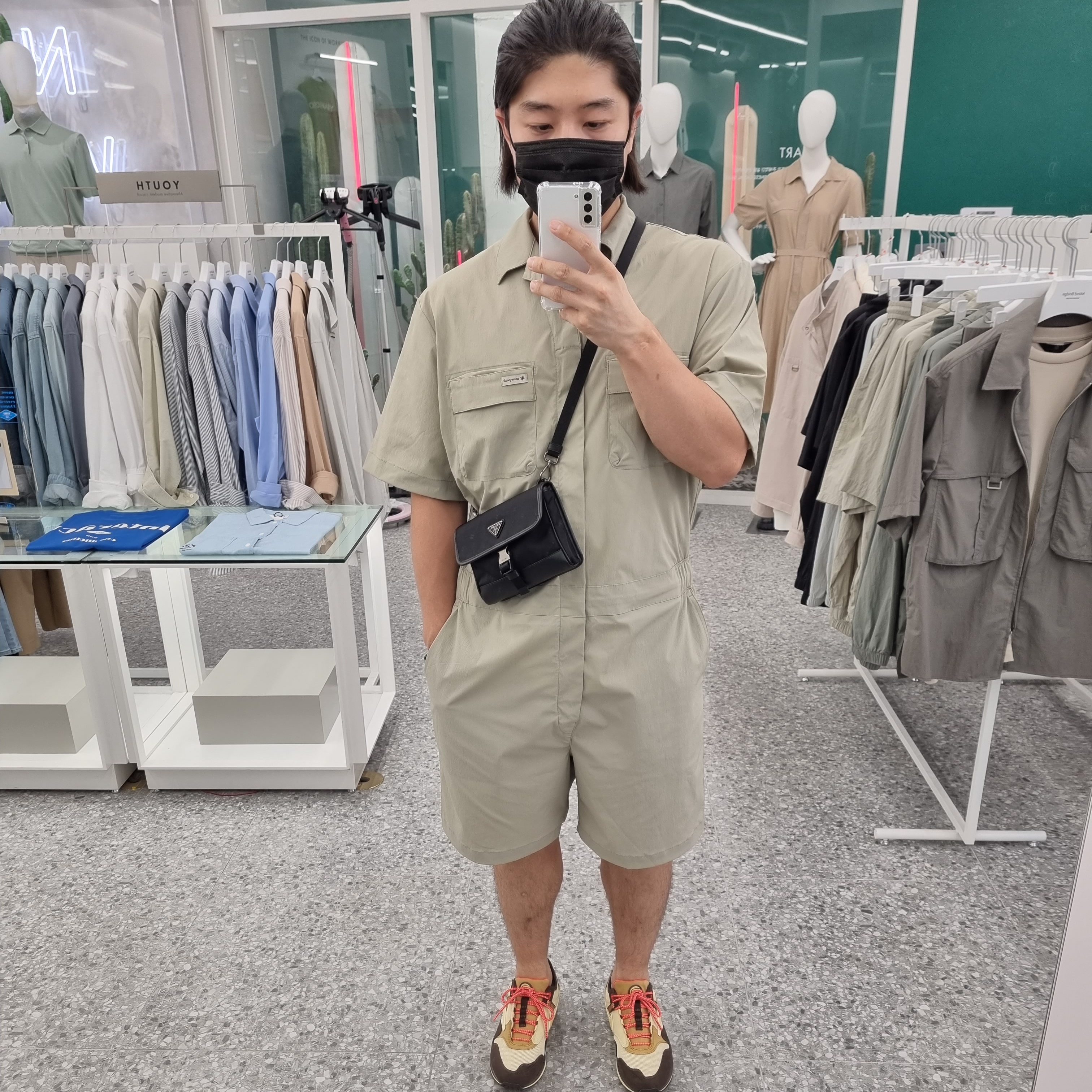 Prada Re-Nylon and Saffiano Leather Smartphone Case Black, Nike x Travis Scott Air Max 1 Cact.us Brown 착용 스타일