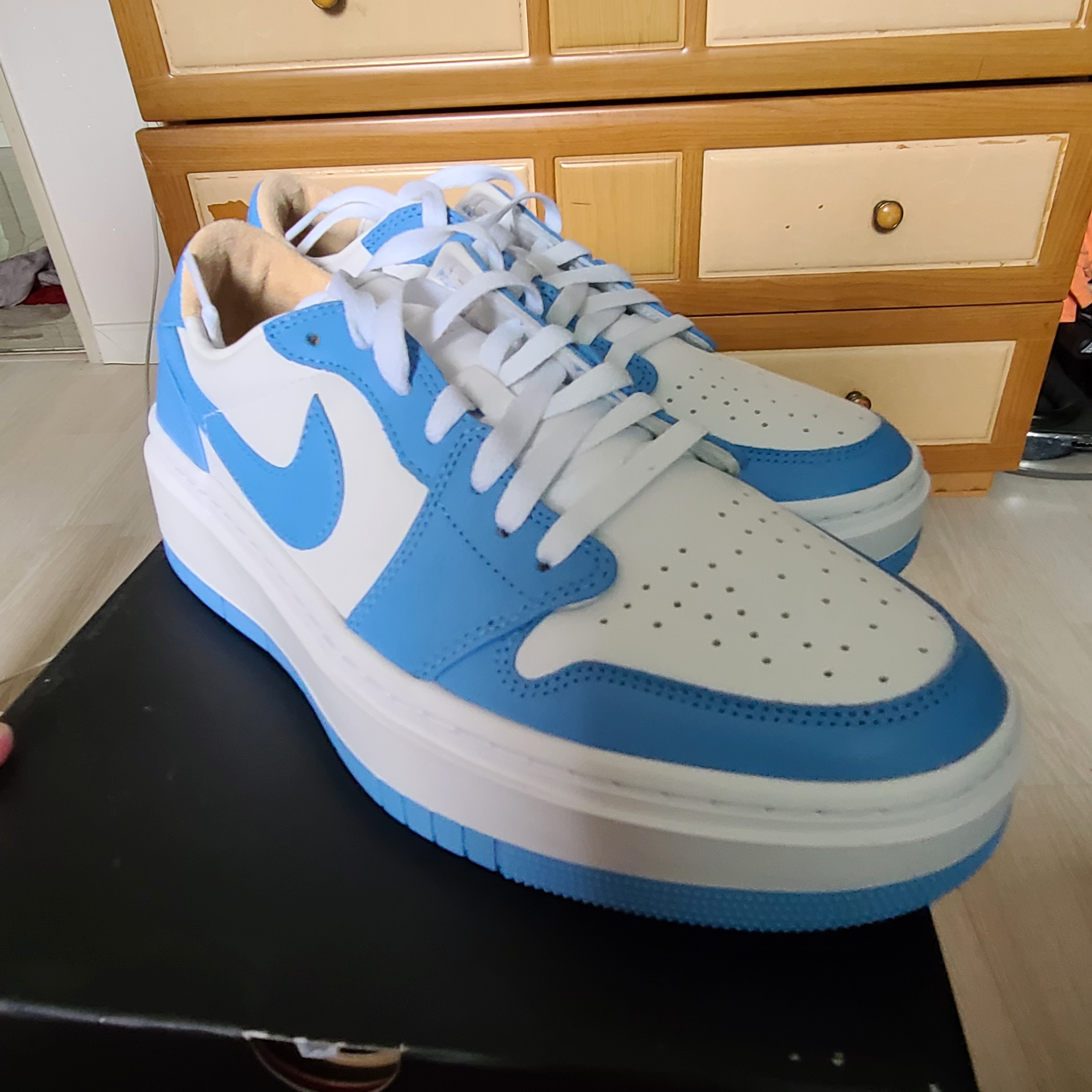 (W) Jordan 1 Elevate Low SE University Blue 착용 스타일 - 1
