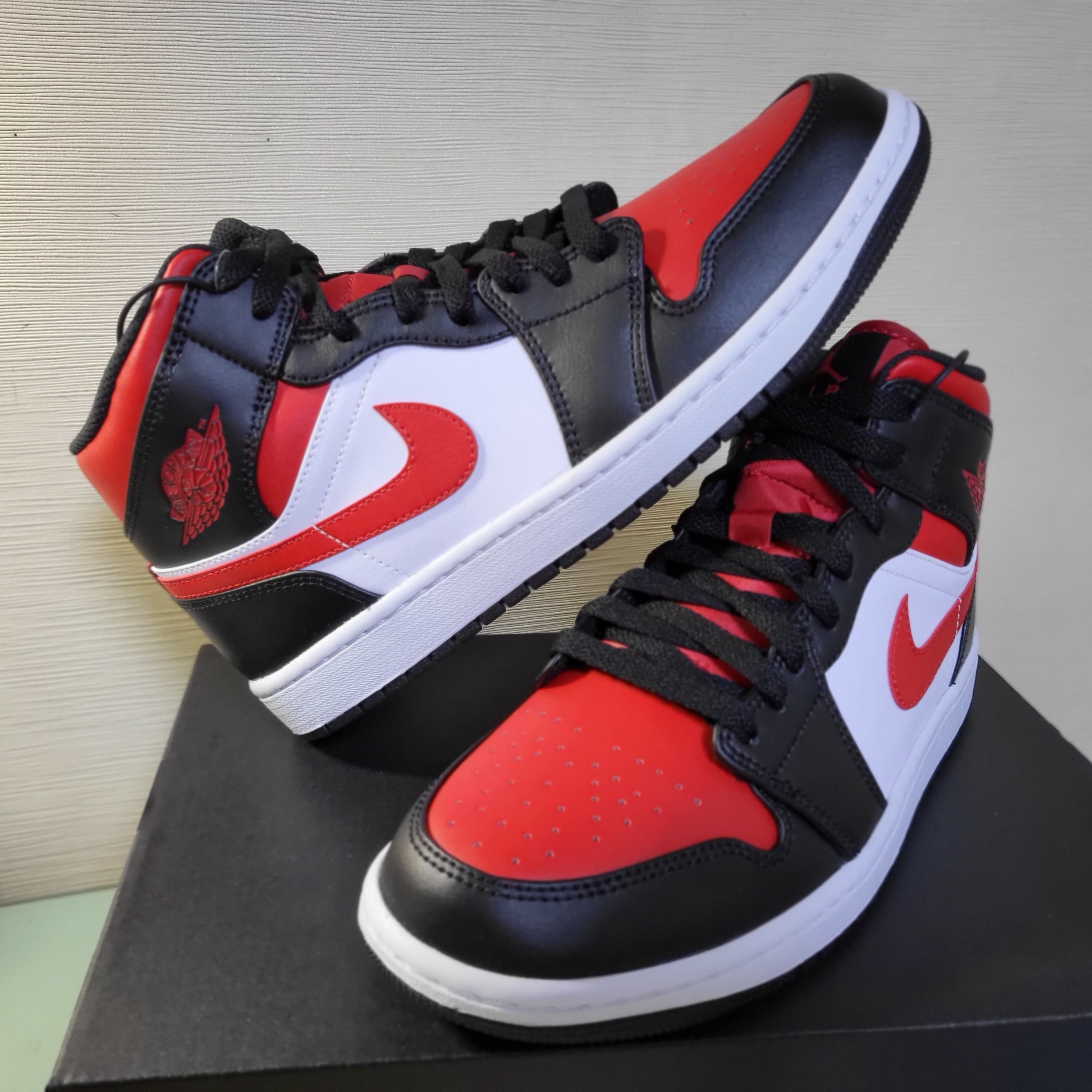 Jordan 1 Mid Black Fire Red 착용 스타일 - 2